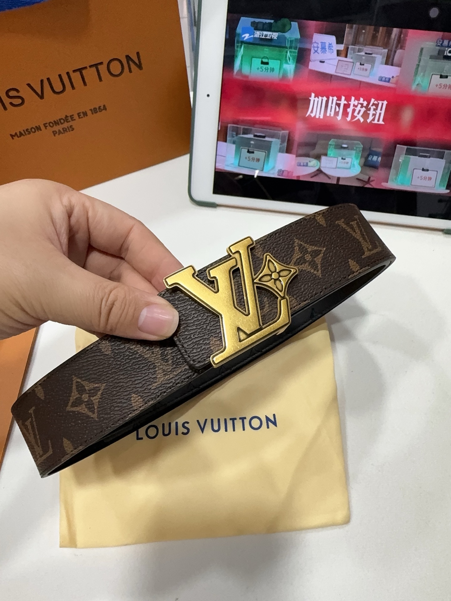 高端品質，實物拍攝
🎁批 配全套包裝
🎁品牌：L@V海外原單
🎁扣頭材質：雙色純鋼扣
🎁帶身材質正面：3