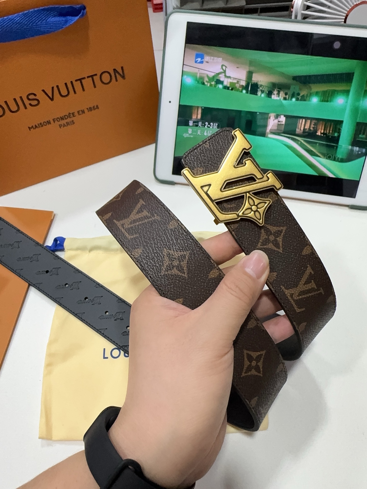 高端品質，實物拍攝
🎁批 配全套包裝
🎁品牌：L@V海外原單
🎁扣頭材質：雙色純鋼扣
🎁帶身材質正面：3