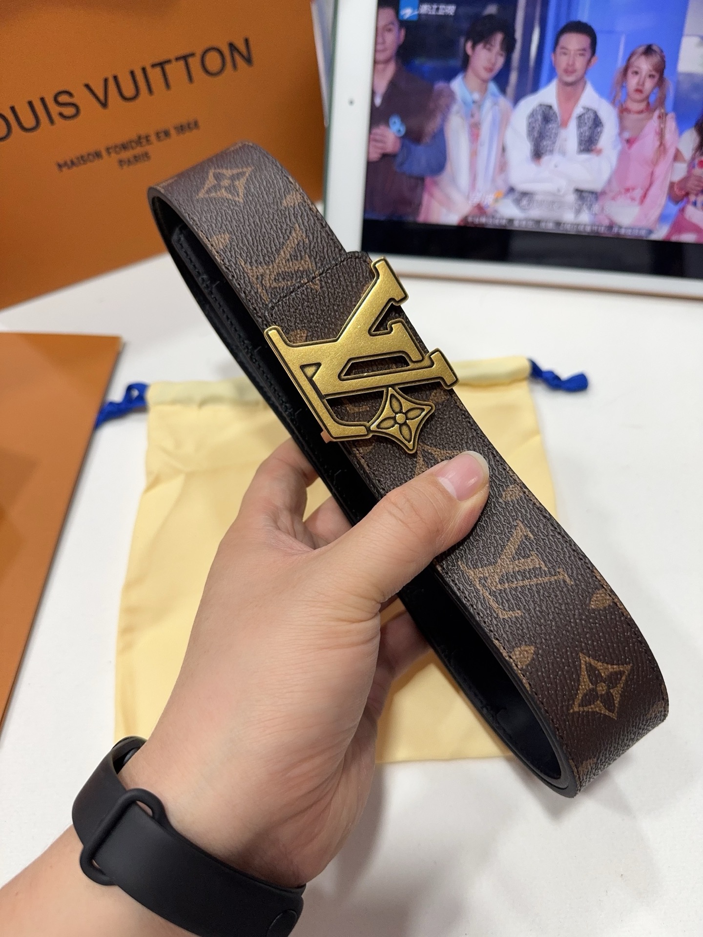 高端品質，實物拍攝
🎁批 配全套包裝
🎁品牌：L@V海外原單
🎁扣頭材質：雙色純鋼扣
🎁帶身材質正面：3