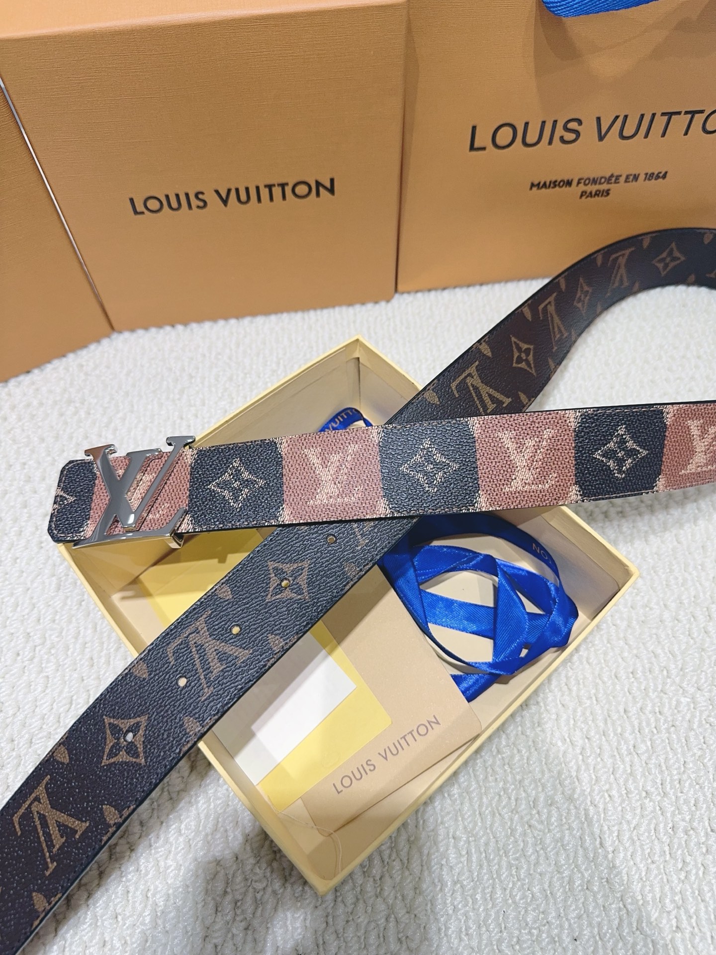 品名：LV..路易..威登💕原单 材质：原单牛皮腰带 百分百头层牛皮腰带✨保证真皮钢扣，专柜原单品质、做