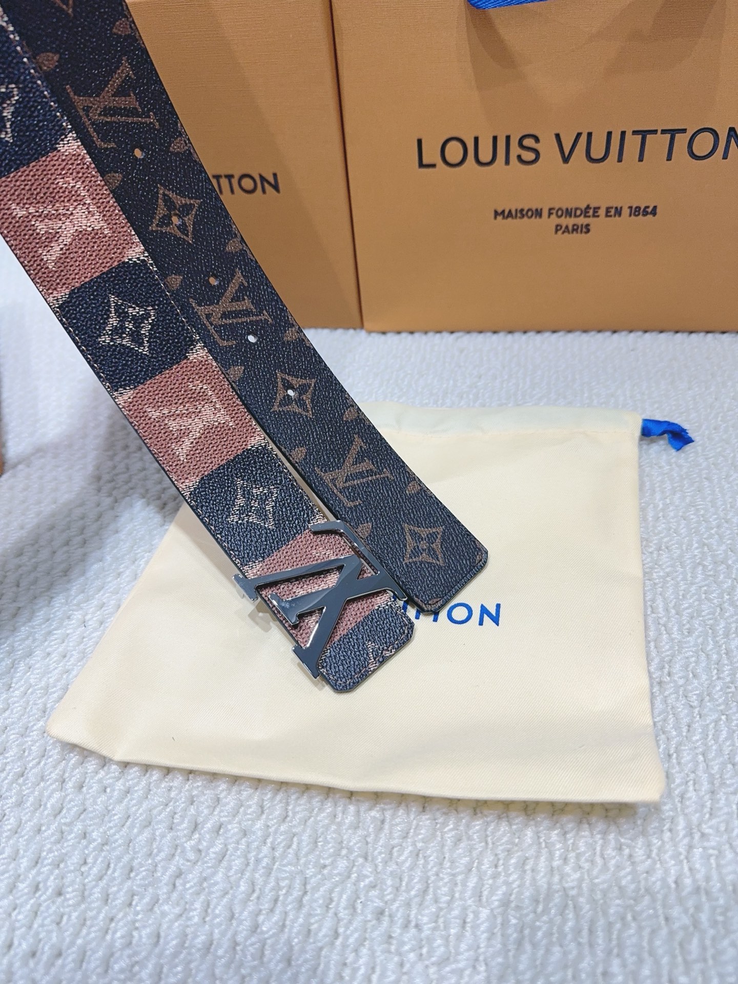品名：LV..路易..威登💕原单 材质：原单牛皮腰带 百分百头层牛皮腰带✨保证真皮钢扣，专柜原单品质、做