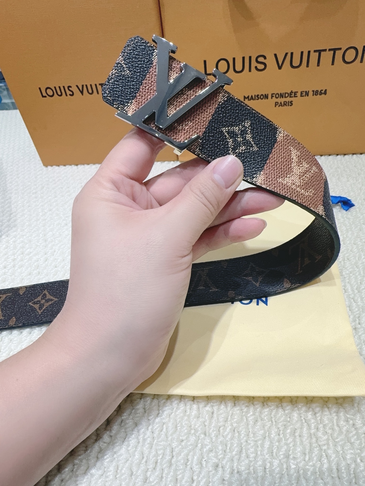 品名：LV..路易..威登💕原单 材质：原单牛皮腰带 百分百头层牛皮腰带✨保证真皮钢扣，专柜原单品质、做