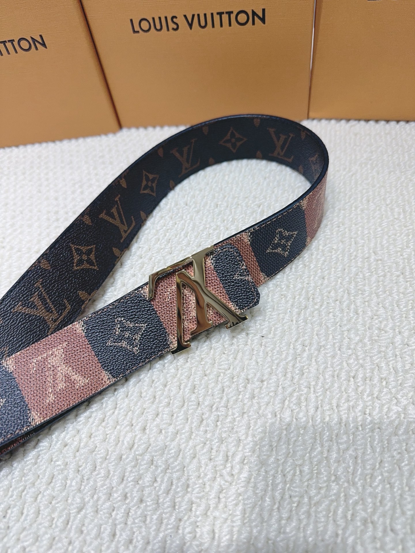 品名：LV..路易..威登💕原单 材质：原单牛皮腰带 百分百头层牛皮腰带✨保证真皮钢扣，专柜原单品质、做