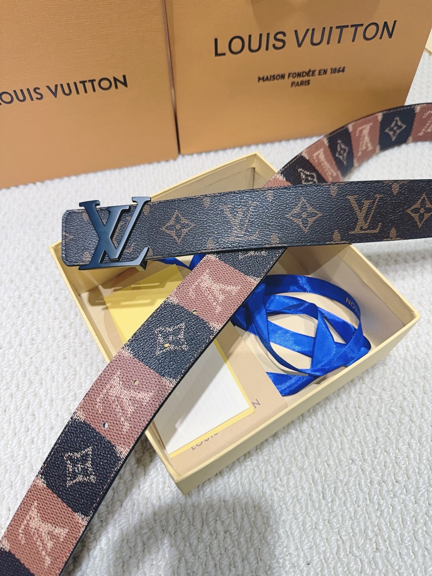 品名：LV..路易..威登💕原单 材质：原单牛皮腰带 百分百头层牛皮腰带✨保证真皮钢扣，专柜原单品质、做