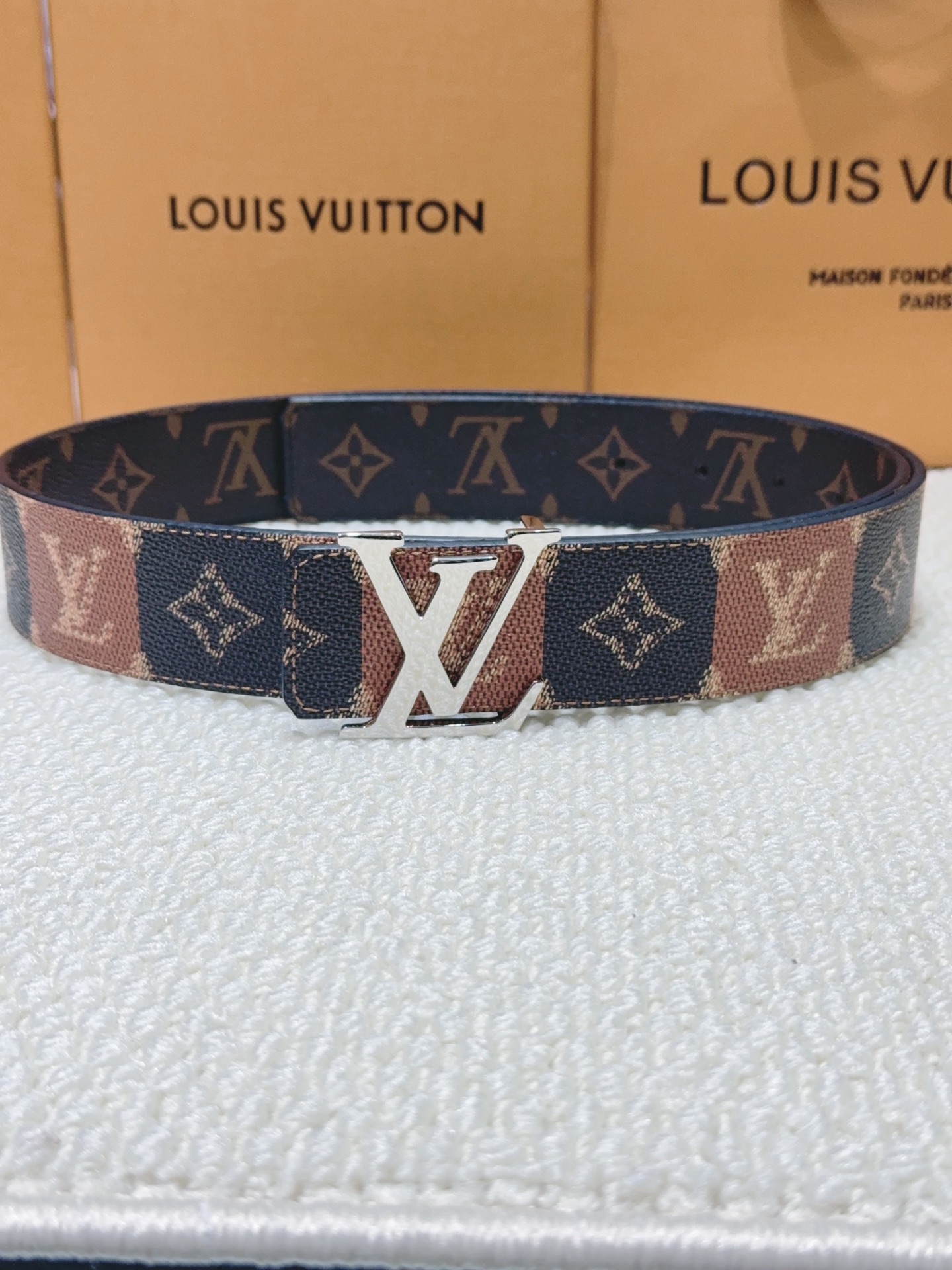 品名：LV..路易..威登💕原单 材质：原单牛皮腰带 百分百头层牛皮腰带✨保证真皮钢扣，专柜原单品质、做