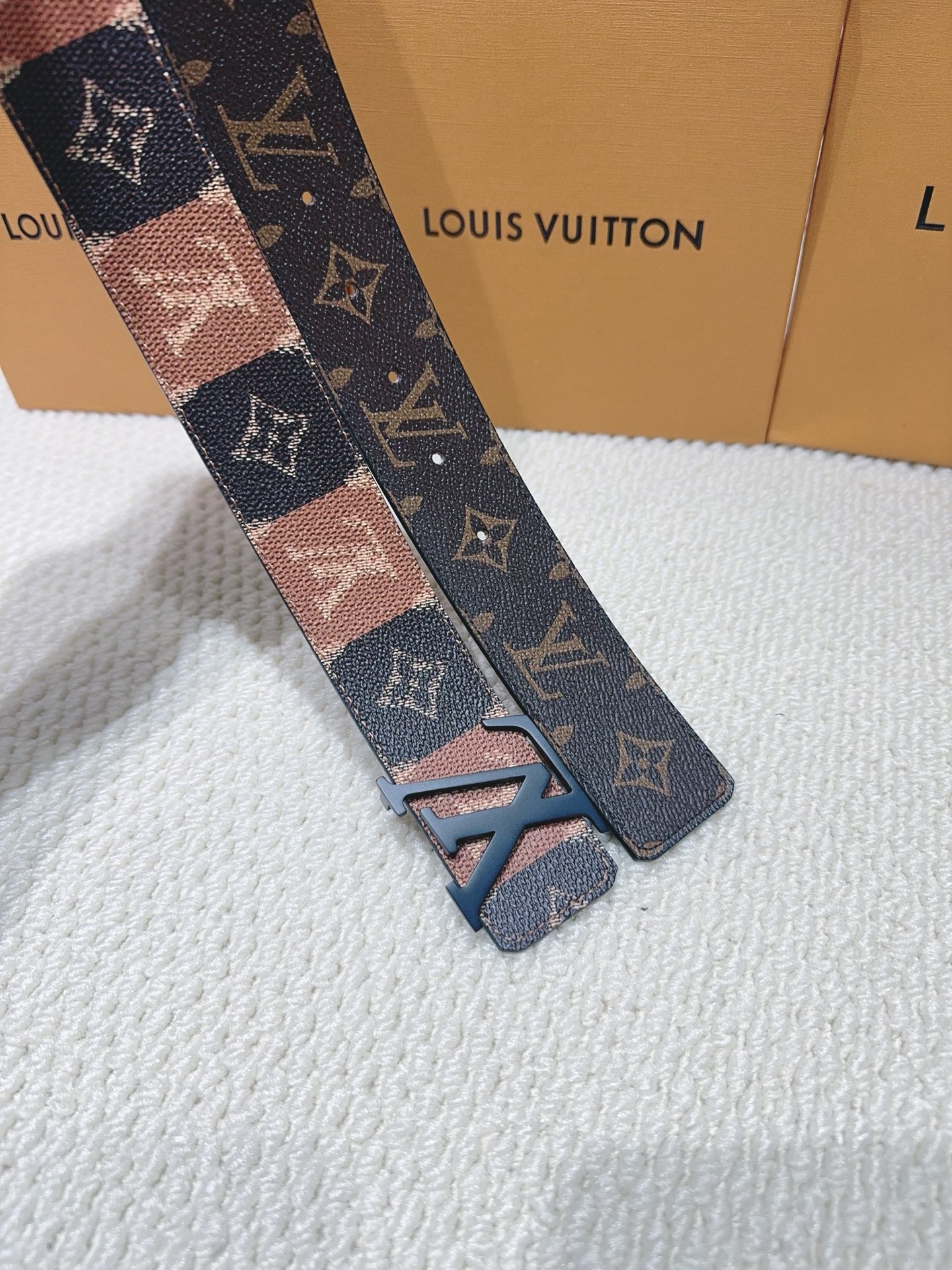 品名：LV..路易..威登💕原单 材质：原单牛皮腰带 百分百头层牛皮腰带✨保证真皮钢扣，专柜原单品质、做