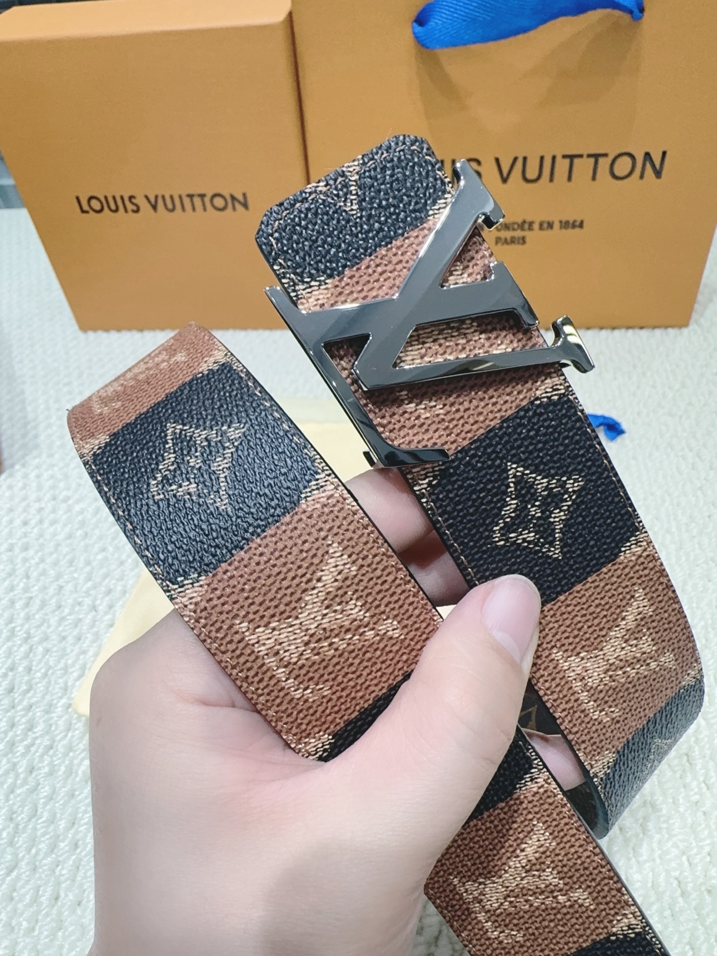 品名：LV..路易..威登💕原单 材质：原单牛皮腰带 百分百头层牛皮腰带✨保证真皮钢扣，专柜原单品质、做
