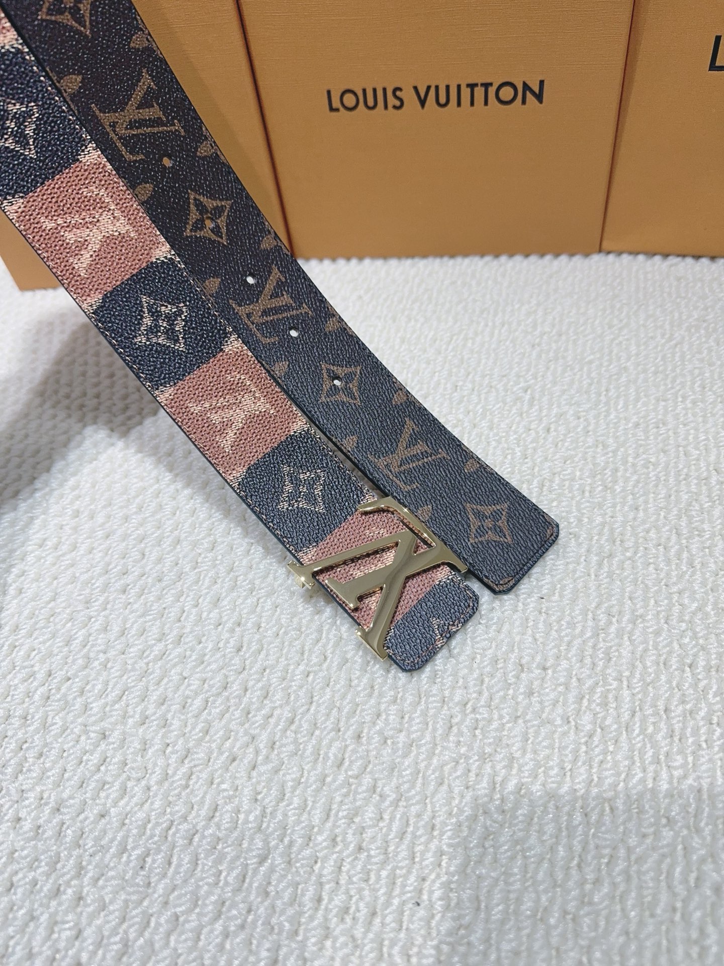 品名：LV..路易..威登💕原单 材质：原单牛皮腰带 百分百头层牛皮腰带✨保证真皮钢扣，专柜原单品质、做