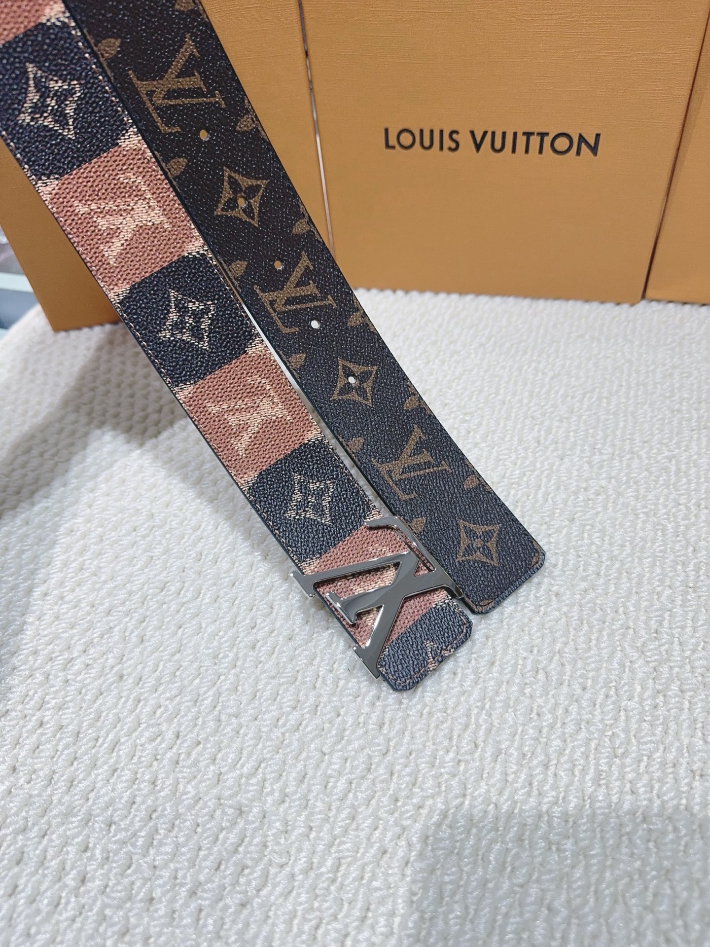 品名：LV..路易..威登💕原单 材质：原单牛皮腰带 百分百头层牛皮腰带✨保证真皮钢扣，专柜原单品质、做