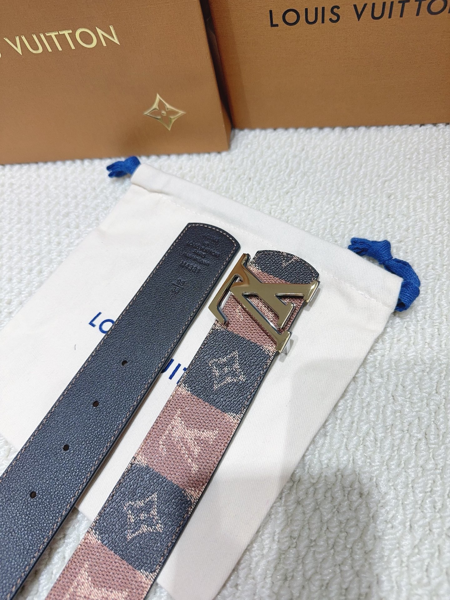 品名:LV..路易..威登💕原单 材质:原单牛皮腰带 百分百头层牛皮腰带✨保证真皮钢扣,专柜原单品质、做 品名:LV..路易..威登💕原单 材质:原单牛皮腰带 百分百头层牛皮腰带✨保证真皮钢扣,专柜原单品质、做