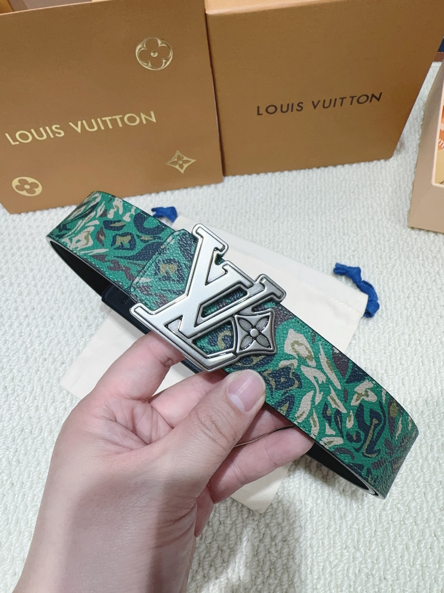 品名：LV..路易..威登💕原单 材质：原单牛皮腰带 百分百头层牛皮腰带✨保证真皮钢扣，专柜原单品质、做
