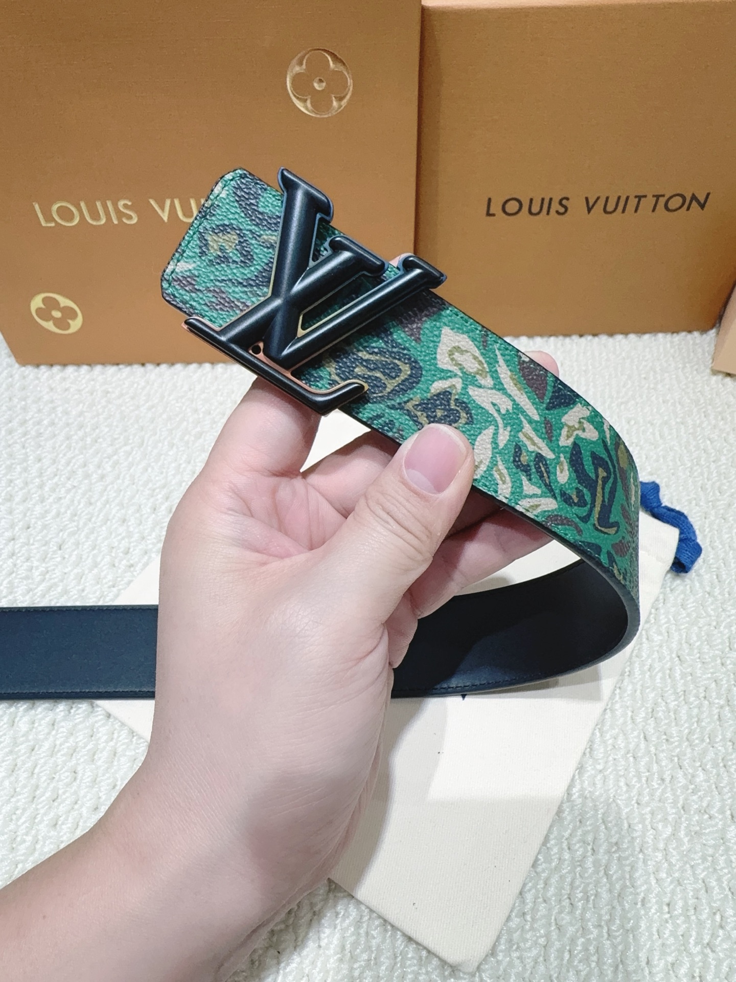 品名：LV..路易..威登💕原单 材质：原单牛皮腰带 百分百头层牛皮腰带✨保证真皮钢扣，专柜原单品质、做