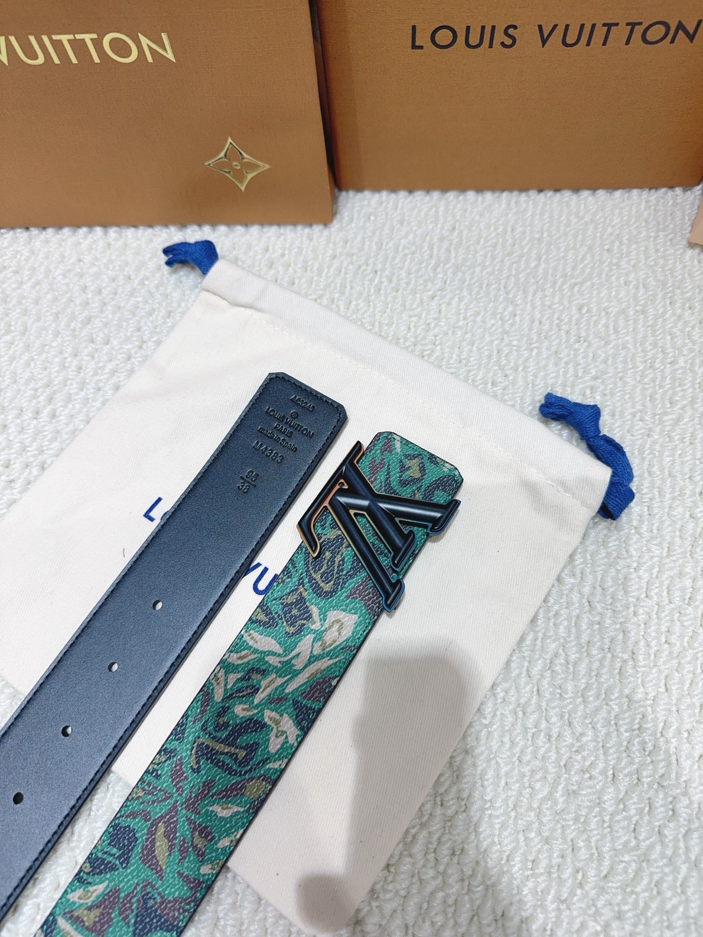 品名：LV..路易..威登💕原单 材质：原单牛皮腰带 百分百头层牛皮腰带✨保证真皮钢扣，专柜原单品质、做