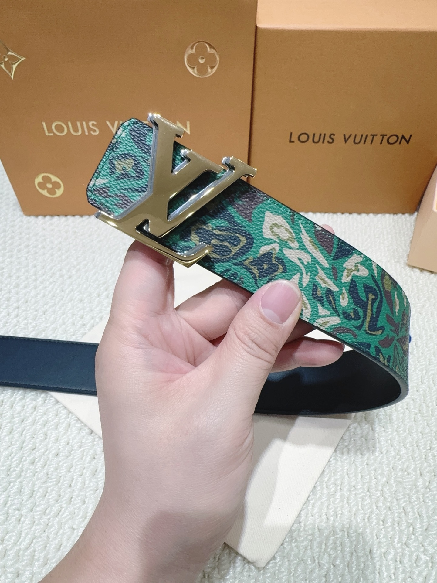 品名：LV..路易..威登💕原单 材质：原单牛皮腰带 百分百头层牛皮腰带✨保证真皮钢扣，专柜原单品质、做