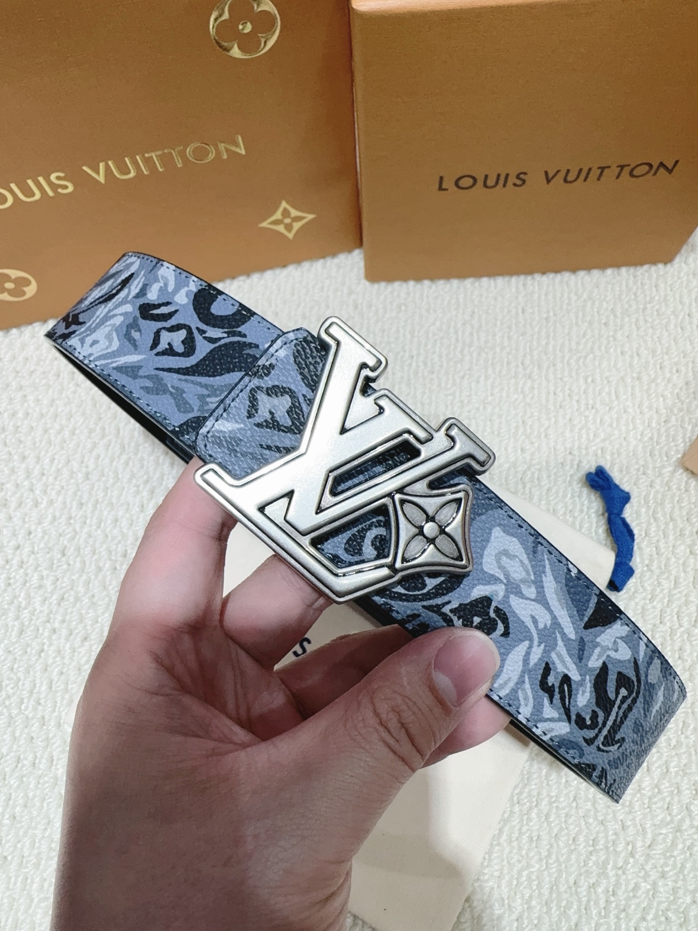 品名：LV..路易..威登💕原单 材质：原单牛皮腰带 百分百头层牛皮腰带✨保证真皮钢扣，专柜原单品质、做