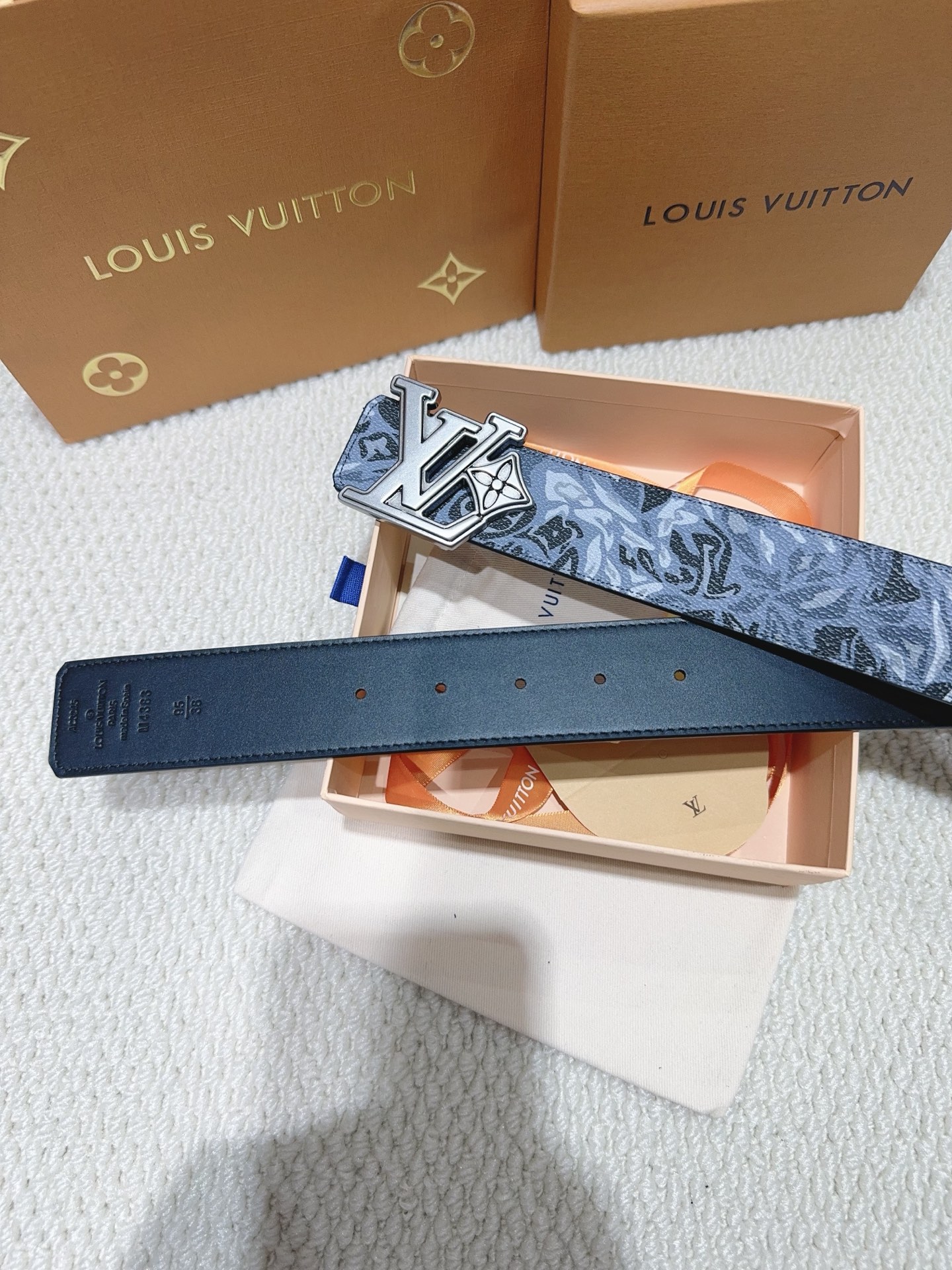 品名：LV..路易..威登💕原单 材质：原单牛皮腰带 百分百头层牛皮腰带✨保证真皮钢扣，专柜原单品质、做