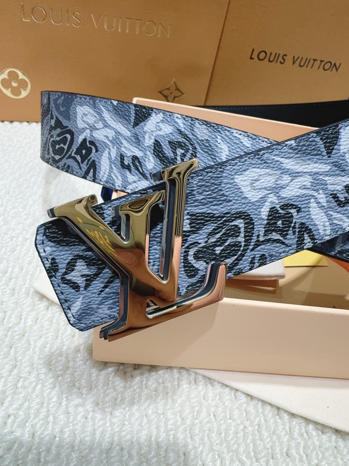 品名：LV..路易..威登💕原单 材质：原单牛皮腰带 百分百头层牛皮腰带✨保证真皮钢扣，专柜原单品质、做