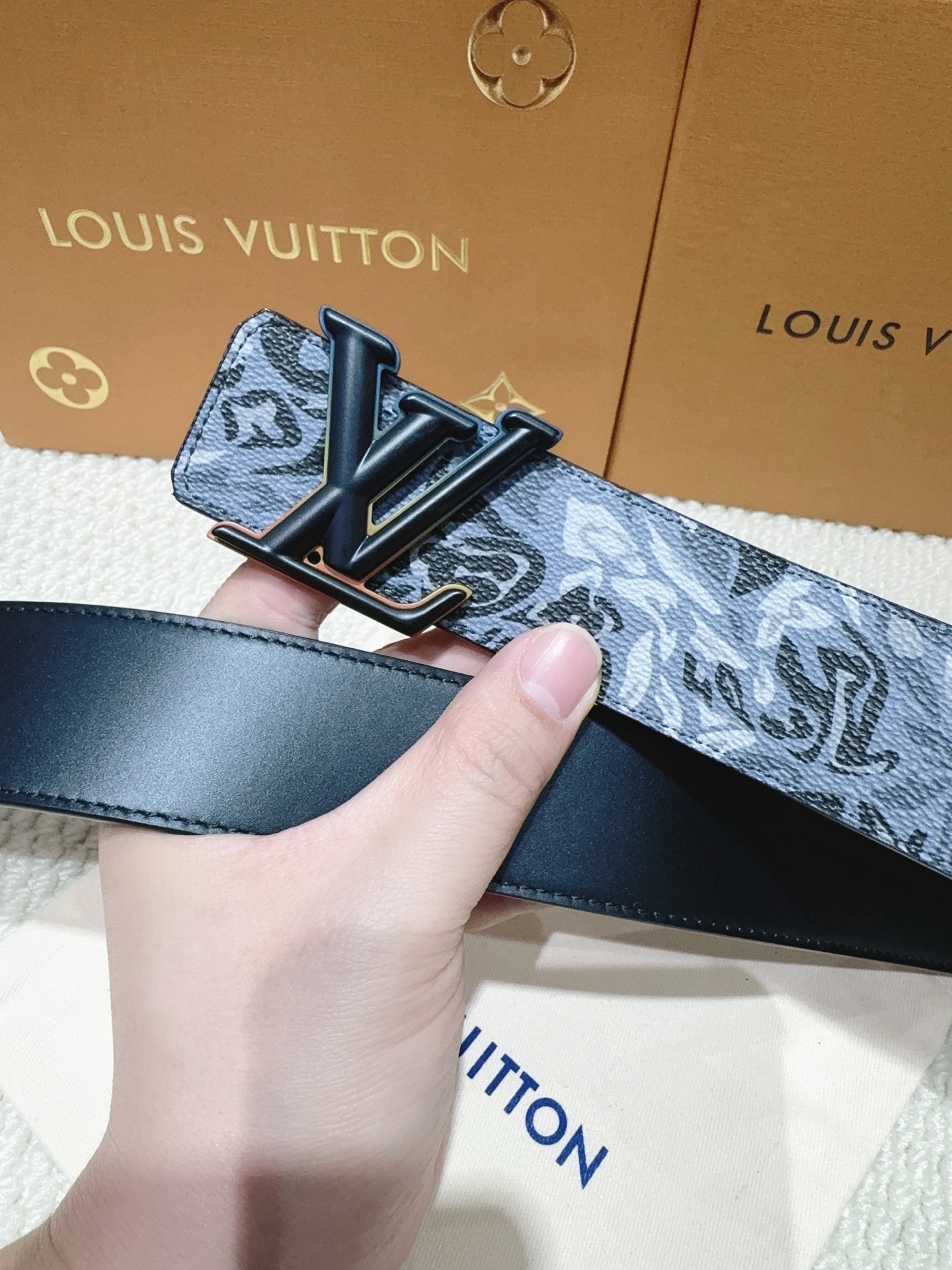 品名：LV..路易..威登💕原单 材质：原单牛皮腰带 百分百头层牛皮腰带✨保证真皮钢扣，专柜原单品质、做