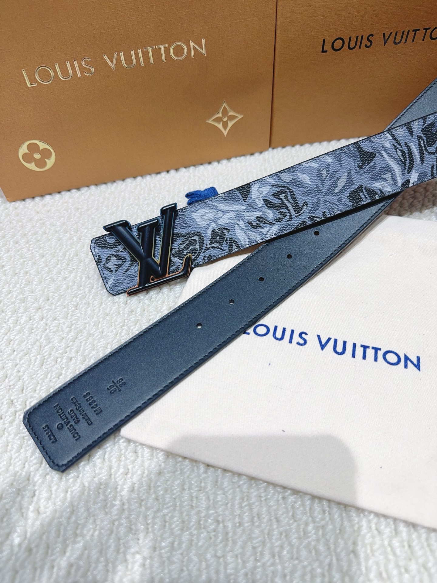 品名：LV..路易..威登💕原单 材质：原单牛皮腰带 百分百头层牛皮腰带✨保证真皮钢扣，专柜原单品质、做