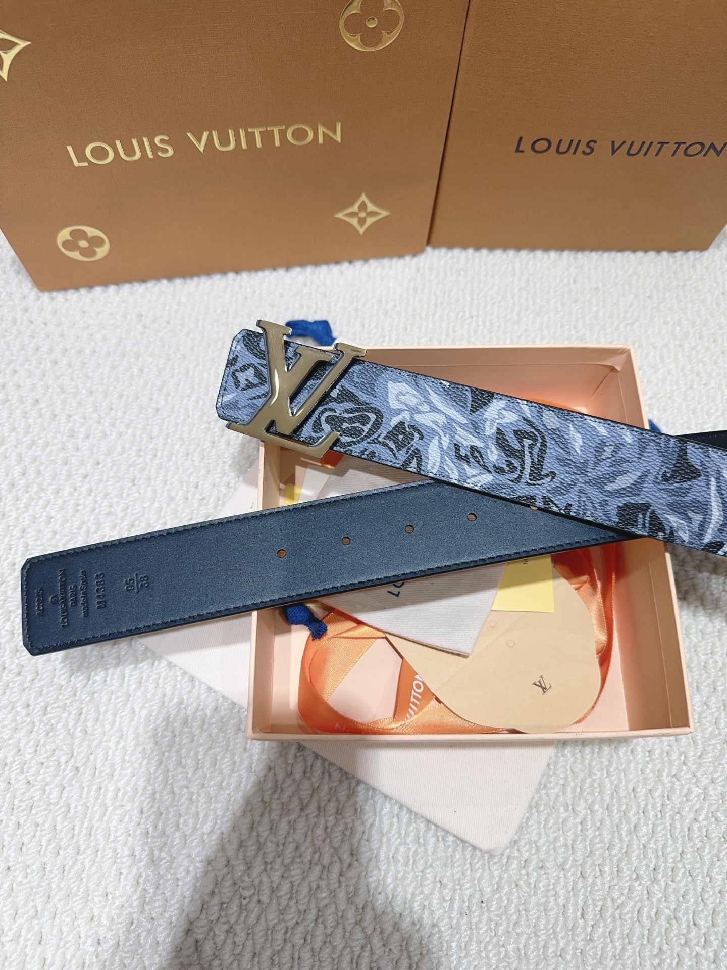 品名：LV..路易..威登💕原单 材质：原单牛皮腰带 百分百头层牛皮腰带✨保证真皮钢扣，专柜原单品质、做