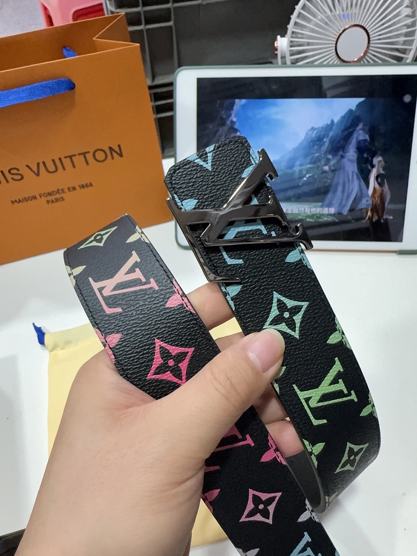 品名：LV..路易..威登💕原单 材质：原单牛皮腰带 百分百头层牛皮腰带✨保证真皮钢扣，专柜原单品质、做