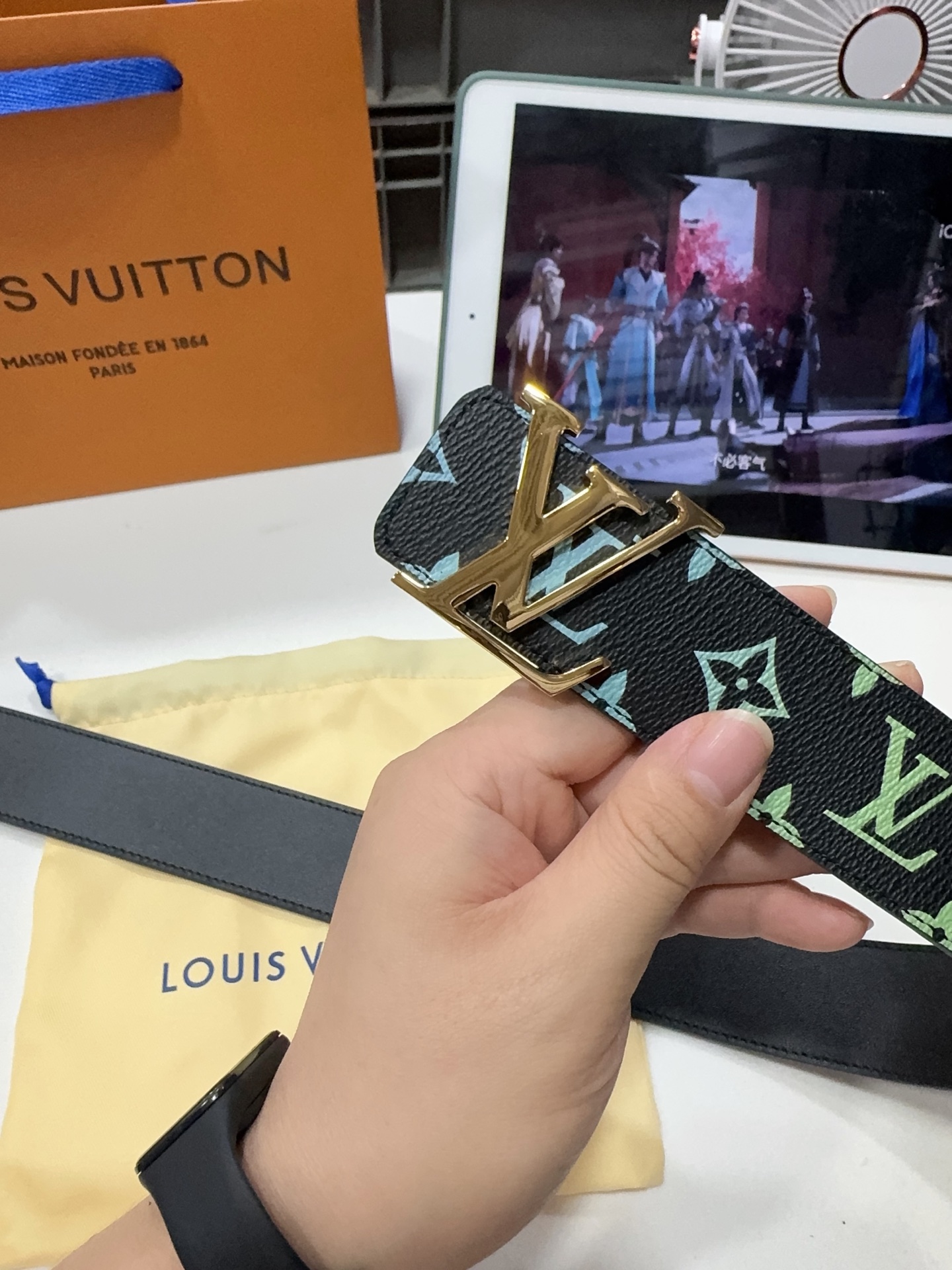 品名：LV..路易..威登💕原单 材质：原单牛皮腰带 百分百头层牛皮腰带✨保证真皮钢扣，专柜原单品质、做