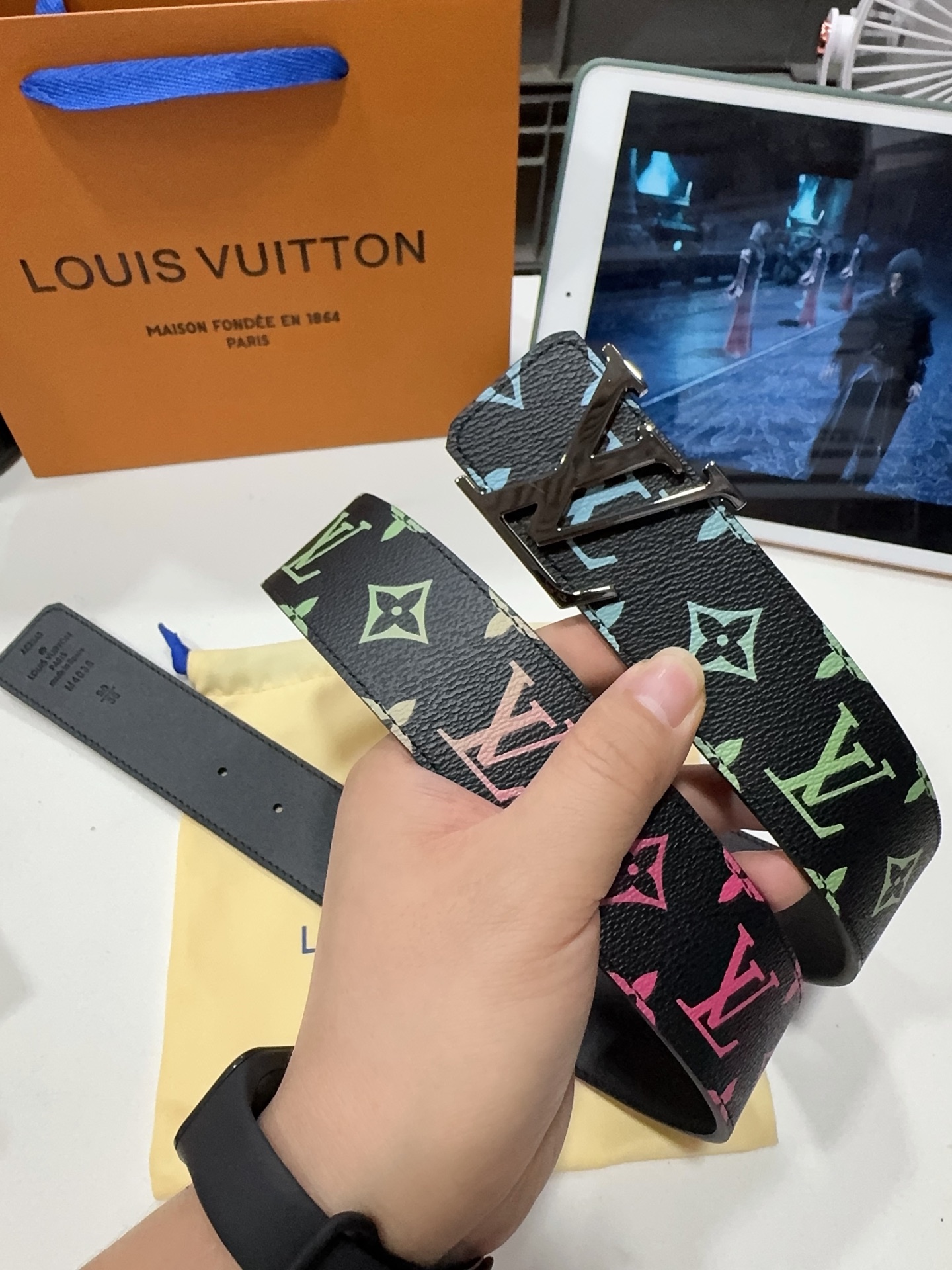 品名：LV..路易..威登💕原单 材质：原单牛皮腰带 百分百头层牛皮腰带✨保证真皮钢扣，专柜原单品质、做