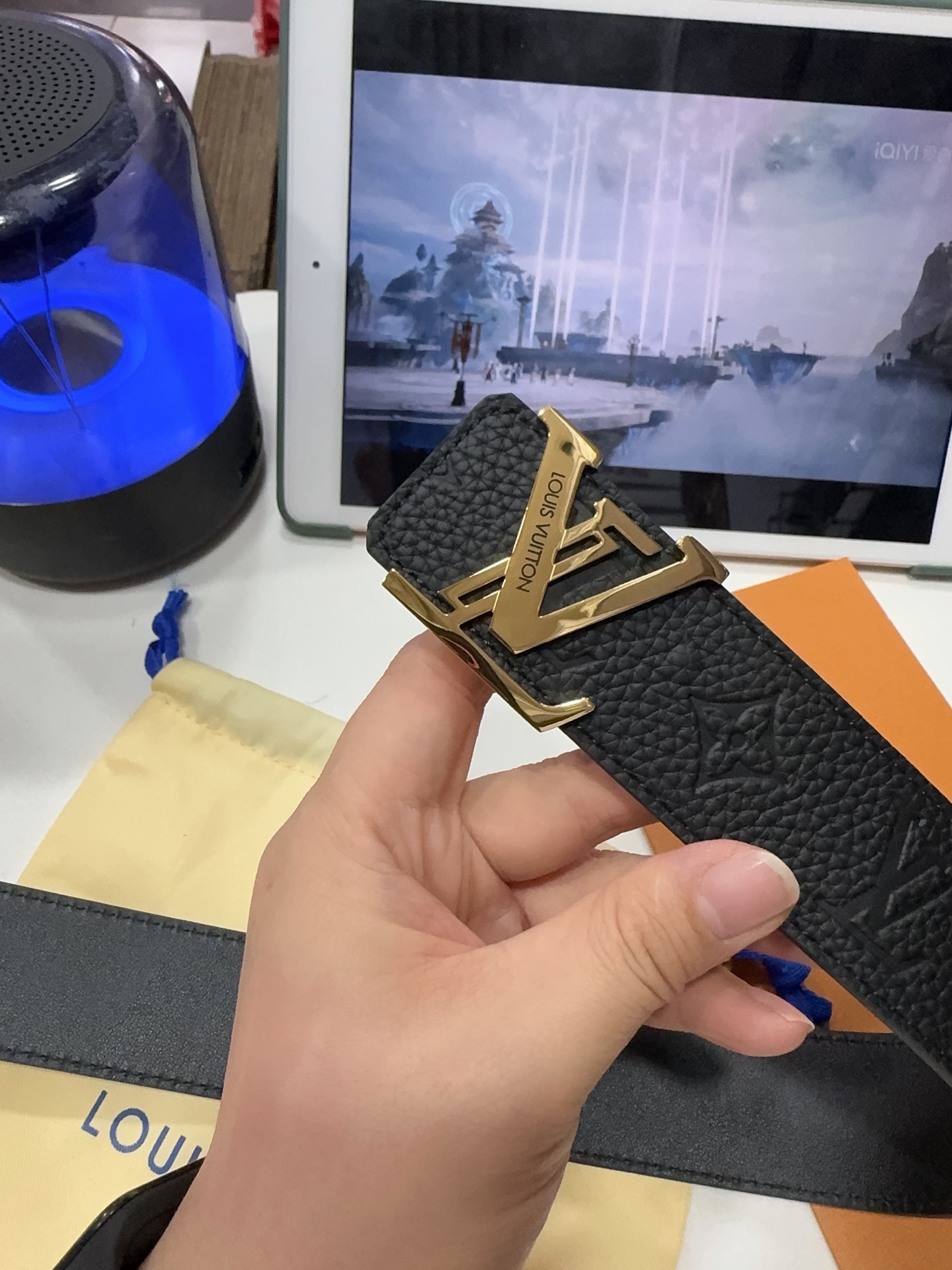 NO:861060,Original item Product name LV...Louis Vuitton original item Material original single cowhide belt 100% first-layer cowhide belt guaranteed genuine leather steel buckle, counter original order quality, fine workmanship, fashionable big name, first choice for gifting for personal use Packaging Please look at the counter packaging as shown in the figure to give a punch handbag, counter gift box width 3.8CM, belt, louis vuitton, louis vuitton, cowhide19860909原单 品名LV..路易..威登原单 材质原单牛皮腰带 百分百头层牛皮腰带保证真皮钢扣,专柜原单品质、做工精细,时尚大牌,送人自用首选 包装 请认准如图专柜包装赠送打孔器手提袋专柜礼盒宽度3.8CM,皮带,louis vuitton,louis vuitton,cowhide,Belt