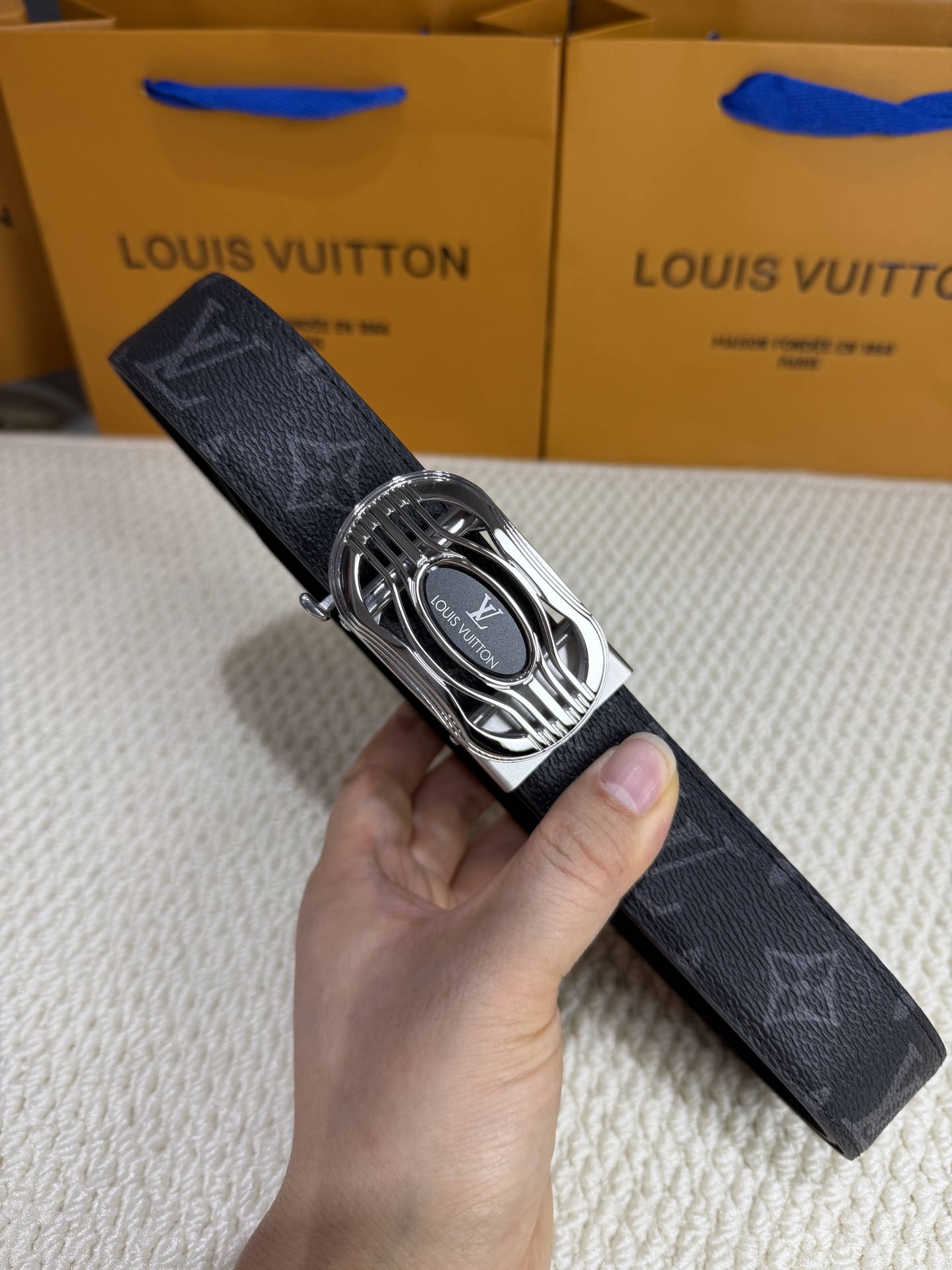 LV 男士自动带 全套包装 专柜对版金属扣,头层牛皮自动外用腰带,商务通勤休闲场合均适合佩戴。3.5cm LV 男士自动带 全套包装 专柜对版金属扣,头层牛皮自动外用腰带,商务通勤休闲场合均适合佩戴。3.5cm