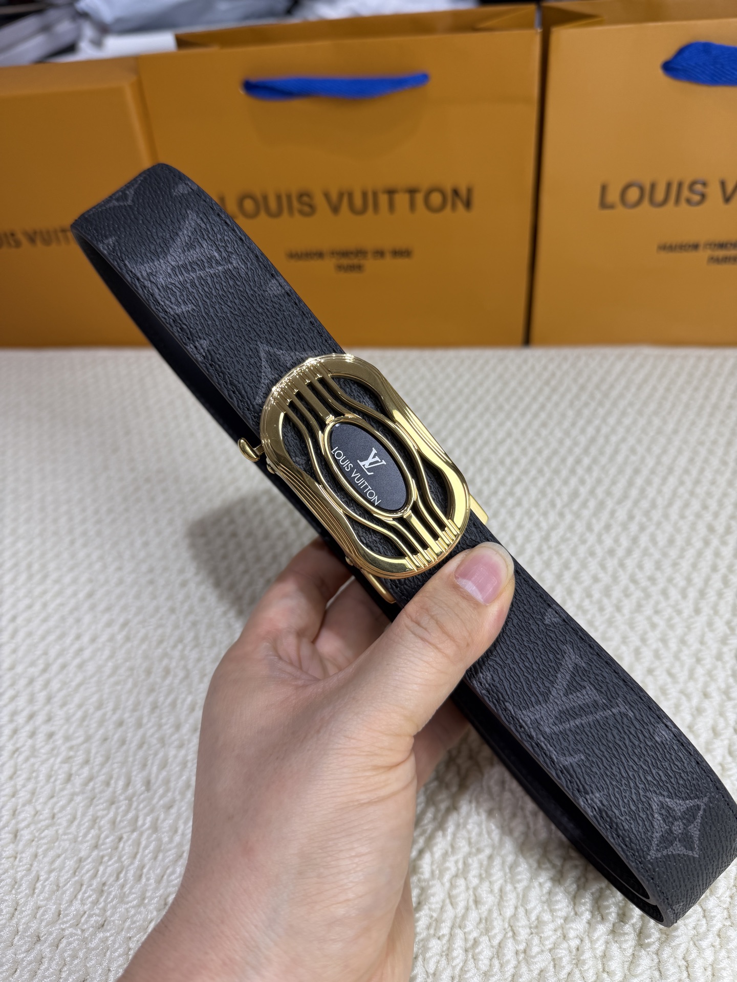 LV 男士自动带 全套包装 专柜对版金属扣,头层牛皮自动外用腰带,商务通勤休闲场合均适合佩戴。3.5cm LV 男士自动带 全套包装 专柜对版金属扣,头层牛皮自动外用腰带,商务通勤休闲场合均适合佩戴。3.5cm