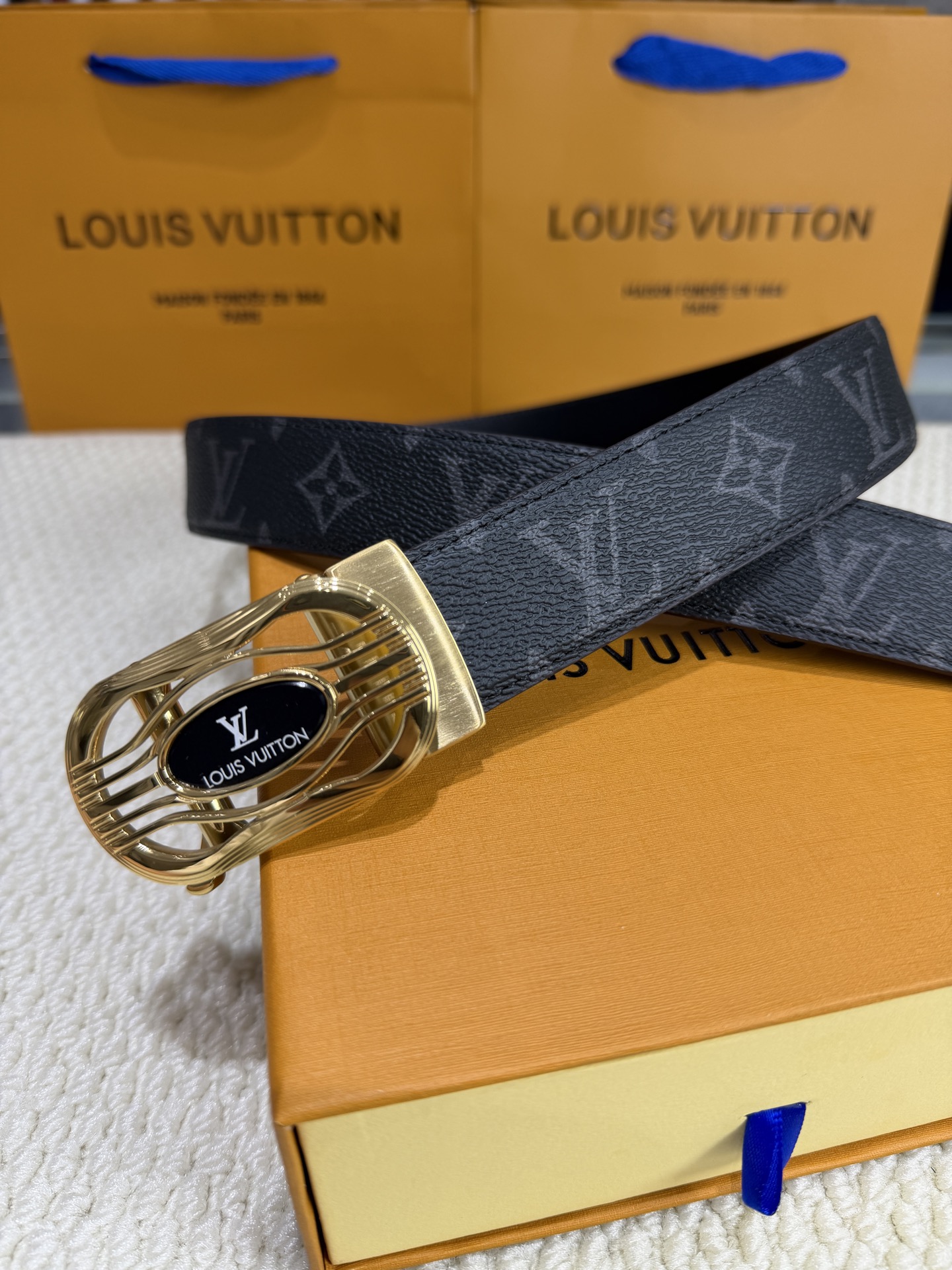LV 男士自动带 全套包装 专柜对版金属扣,头层牛皮自动外用腰带,商务通勤休闲场合均适合佩戴。3.5cm LV 男士自动带 全套包装 专柜对版金属扣,头层牛皮自动外用腰带,商务通勤休闲场合均适合佩戴。3.5cm