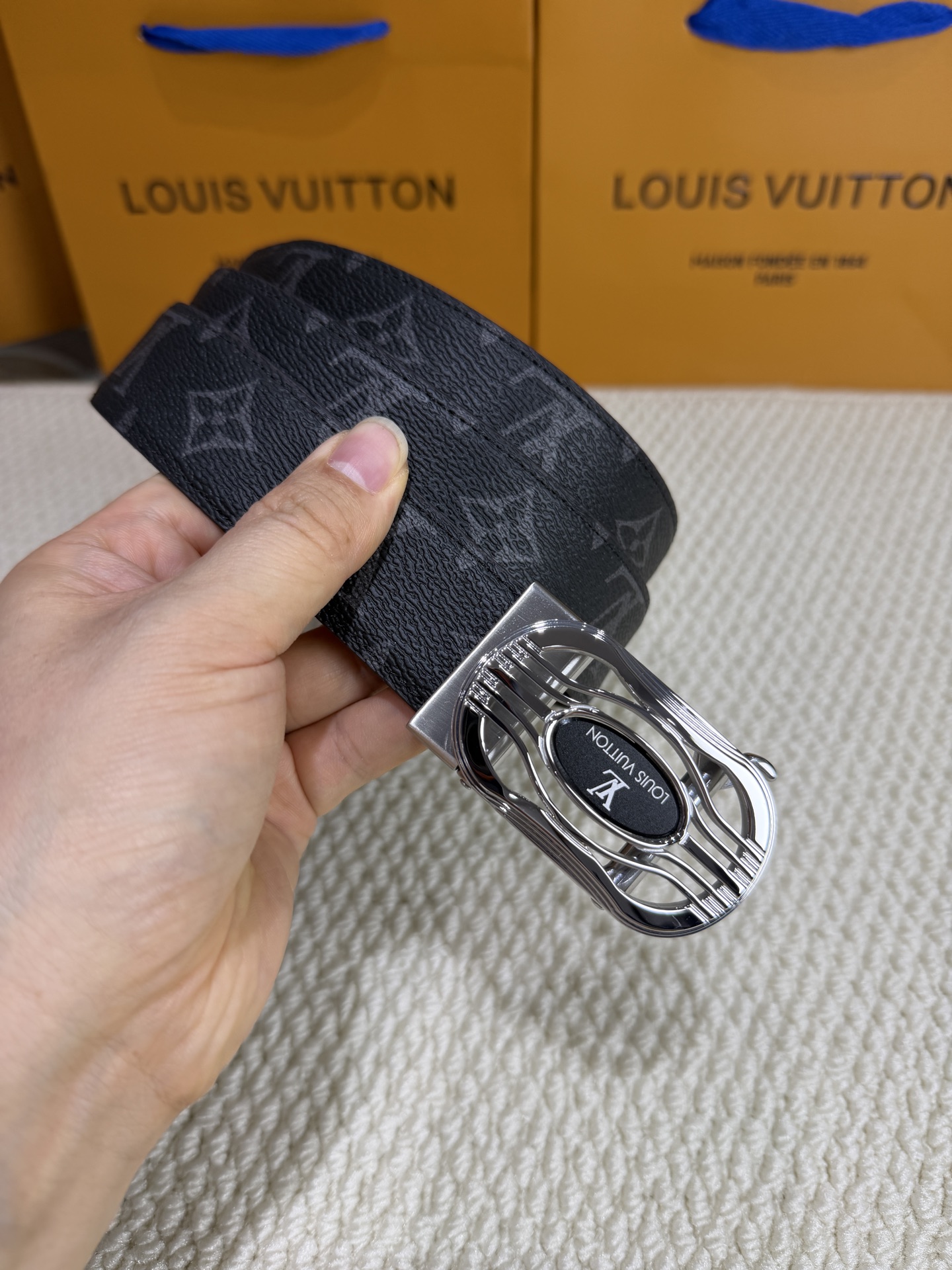 LV 男士自动带 全套包装 专柜对版金属扣,头层牛皮自动外用腰带,商务通勤休闲场合均适合佩戴。3.5cm LV 男士自动带 全套包装 专柜对版金属扣,头层牛皮自动外用腰带,商务通勤休闲场合均适合佩戴。3.5cm