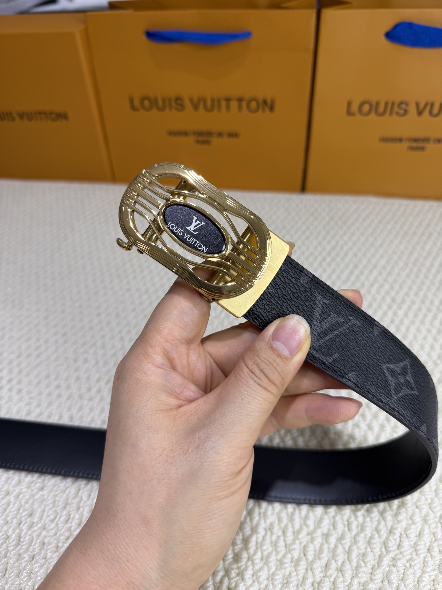 LV  男士自动带  全套包装 专柜对版金属扣，头层牛皮自动外用腰带，商务通勤休闲场合均适合佩戴。3.5cm