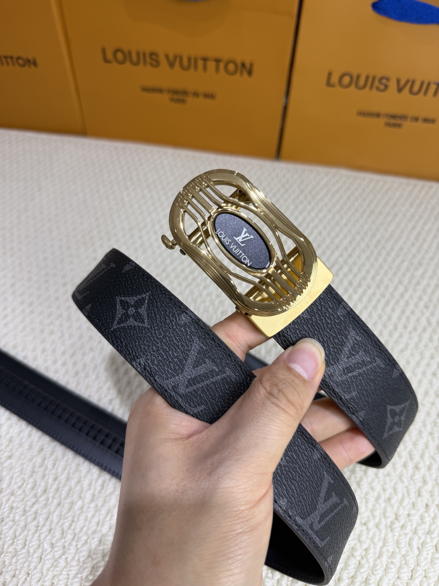 LV 男士自动带 全套包装 专柜对版金属扣,头层牛皮自动外用腰带,商务通勤休闲场合均适合佩戴。3.5cm LV 男士自动带 全套包装 专柜对版金属扣,头层牛皮自动外用腰带,商务通勤休闲场合均适合佩戴。3.5cm