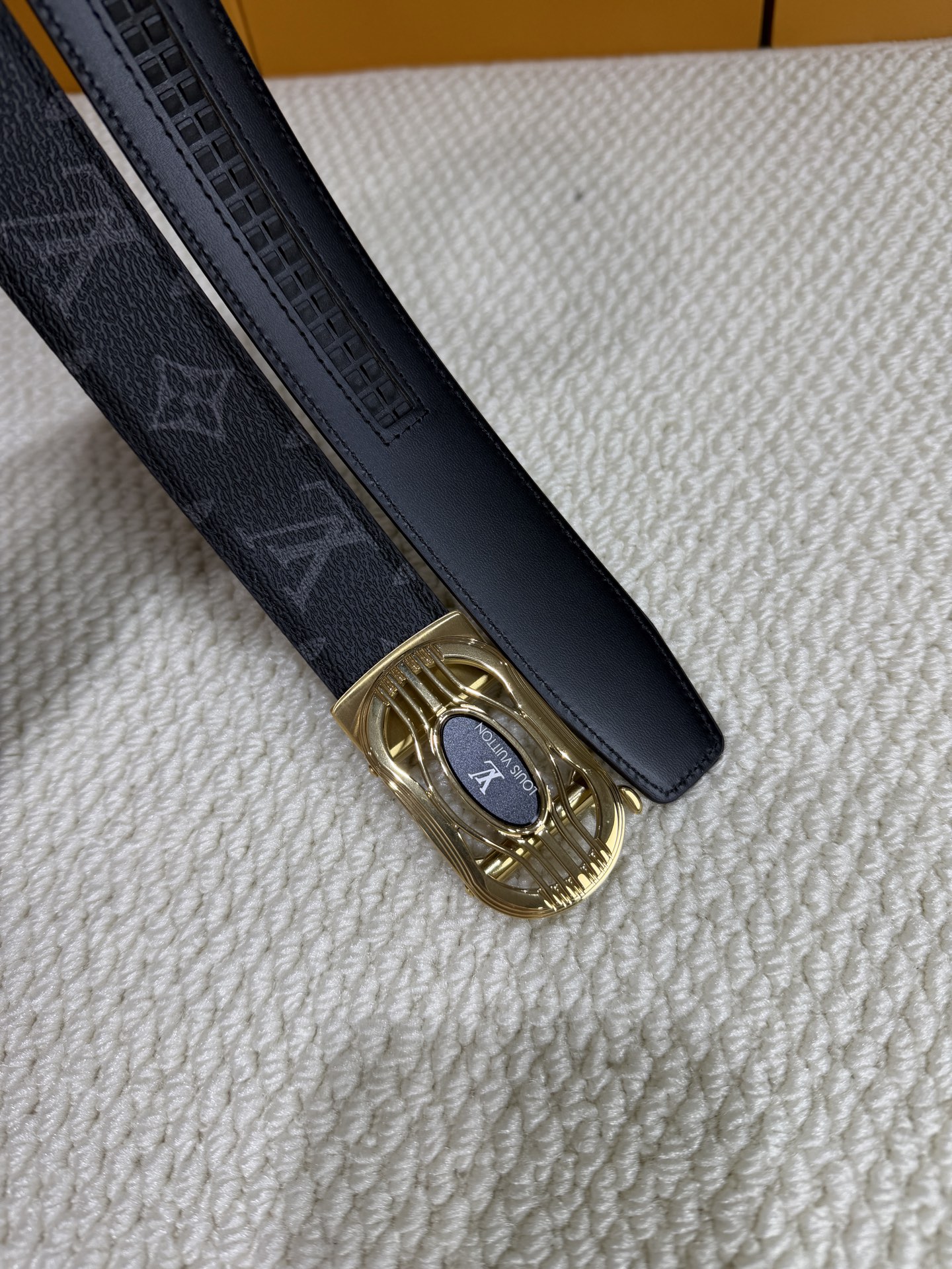 LV 男士自动带 全套包装 专柜对版金属扣,头层牛皮自动外用腰带,商务通勤休闲场合均适合佩戴。3.5cm LV 男士自动带 全套包装 专柜对版金属扣,头层牛皮自动外用腰带,商务通勤休闲场合均适合佩戴。3.5cm