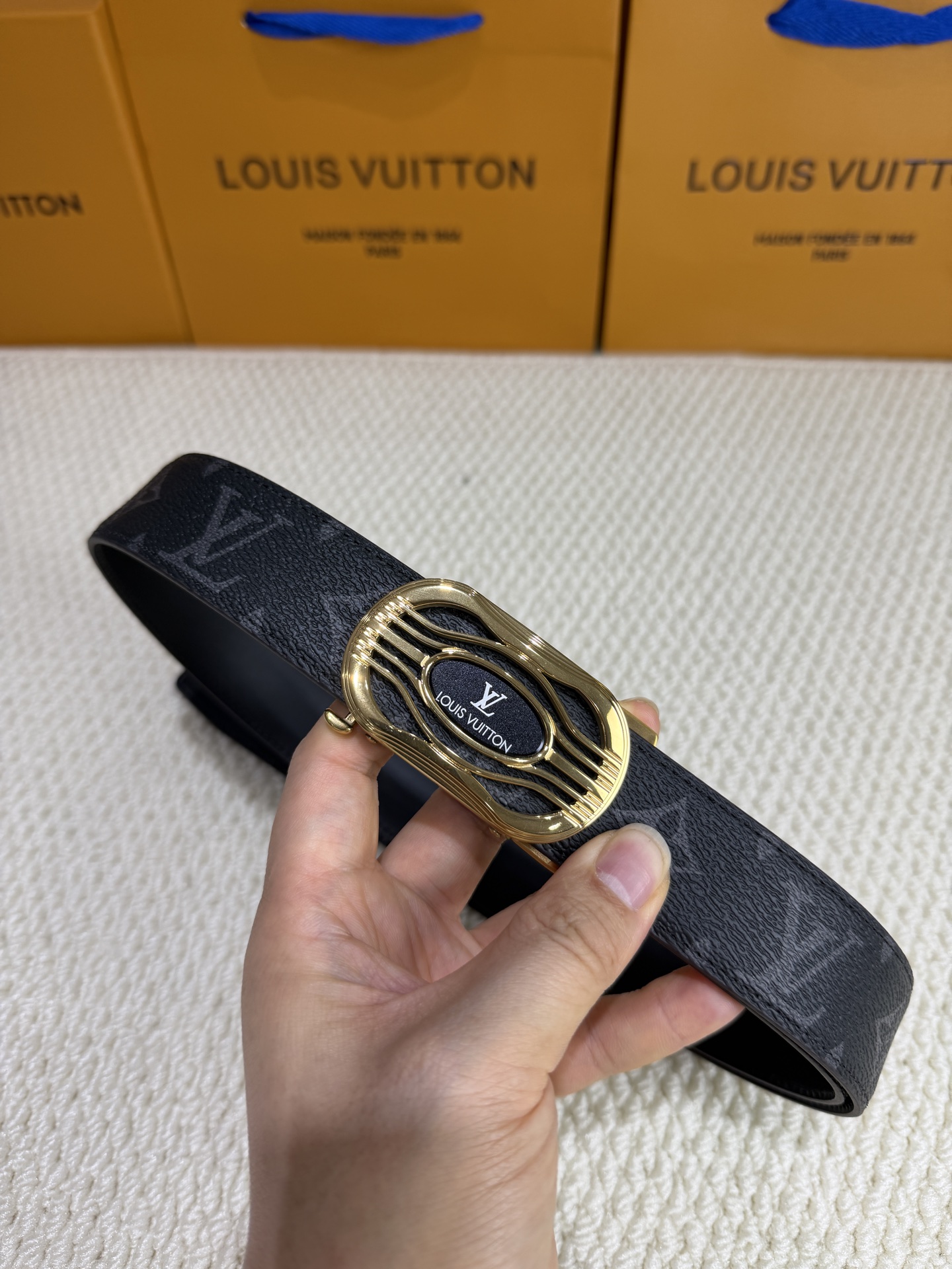 LV 男士自动带 全套包装 专柜对版金属扣,头层牛皮自动外用腰带,商务通勤休闲场合均适合佩戴。3.5cm LV 男士自动带 全套包装 专柜对版金属扣,头层牛皮自动外用腰带,商务通勤休闲场合均适合佩戴。3.5cm