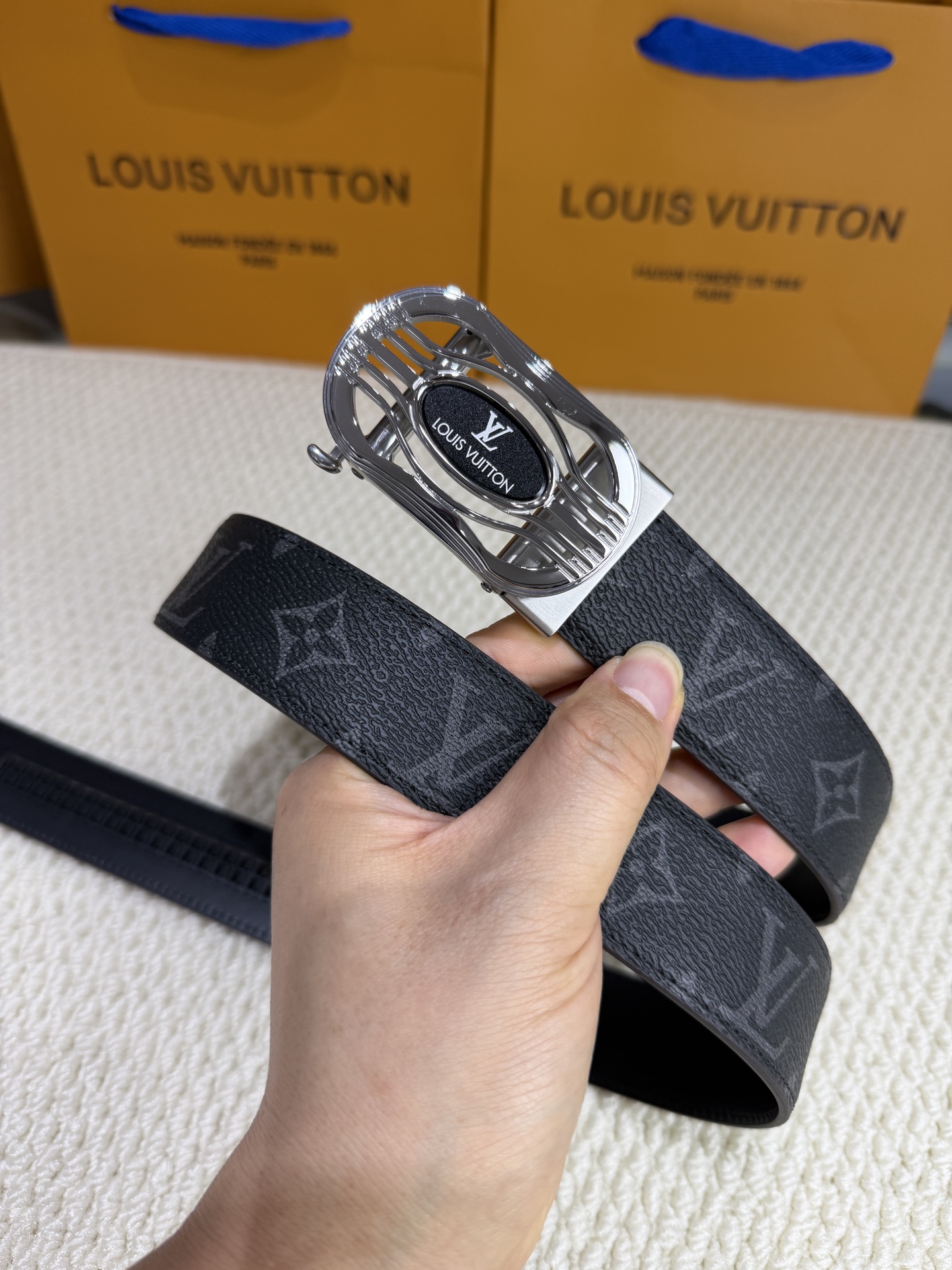 LV 男士自动带 全套包装 专柜对版金属扣,头层牛皮自动外用腰带,商务通勤休闲场合均适合佩戴。3.5cm LV 男士自动带 全套包装 专柜对版金属扣,头层牛皮自动外用腰带,商务通勤休闲场合均适合佩戴。3.5cm
