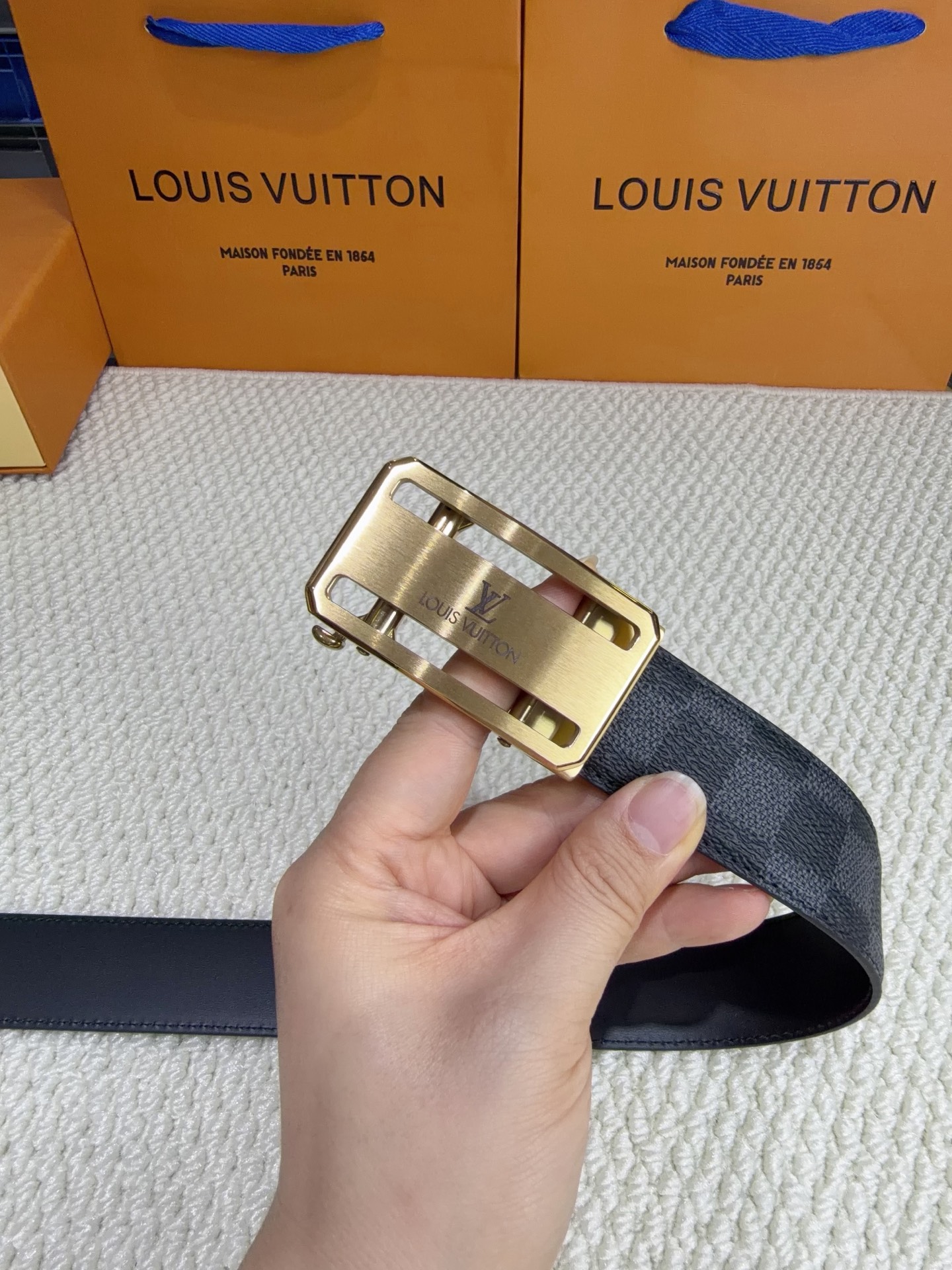 LV 男士自动带 全套包装 专柜对版金属扣,头层牛皮自动外用腰带,商务通勤休闲场合均适合佩戴。3.5cm LV 男士自动带 全套包装 专柜对版金属扣,头层牛皮自动外用腰带,商务通勤休闲场合均适合佩戴。3.5cm
