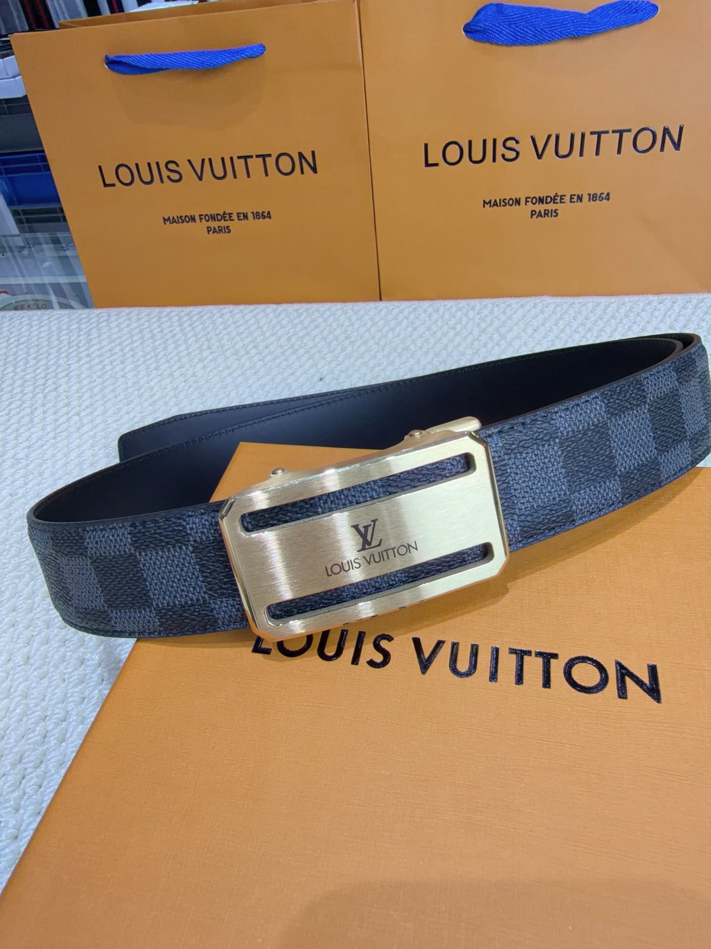 LV 男士自动带 全套包装 专柜对版金属扣,头层牛皮自动外用腰带,商务通勤休闲场合均适合佩戴。3.5cm LV 男士自动带 全套包装 专柜对版金属扣,头层牛皮自动外用腰带,商务通勤休闲场合均适合佩戴。3.5cm