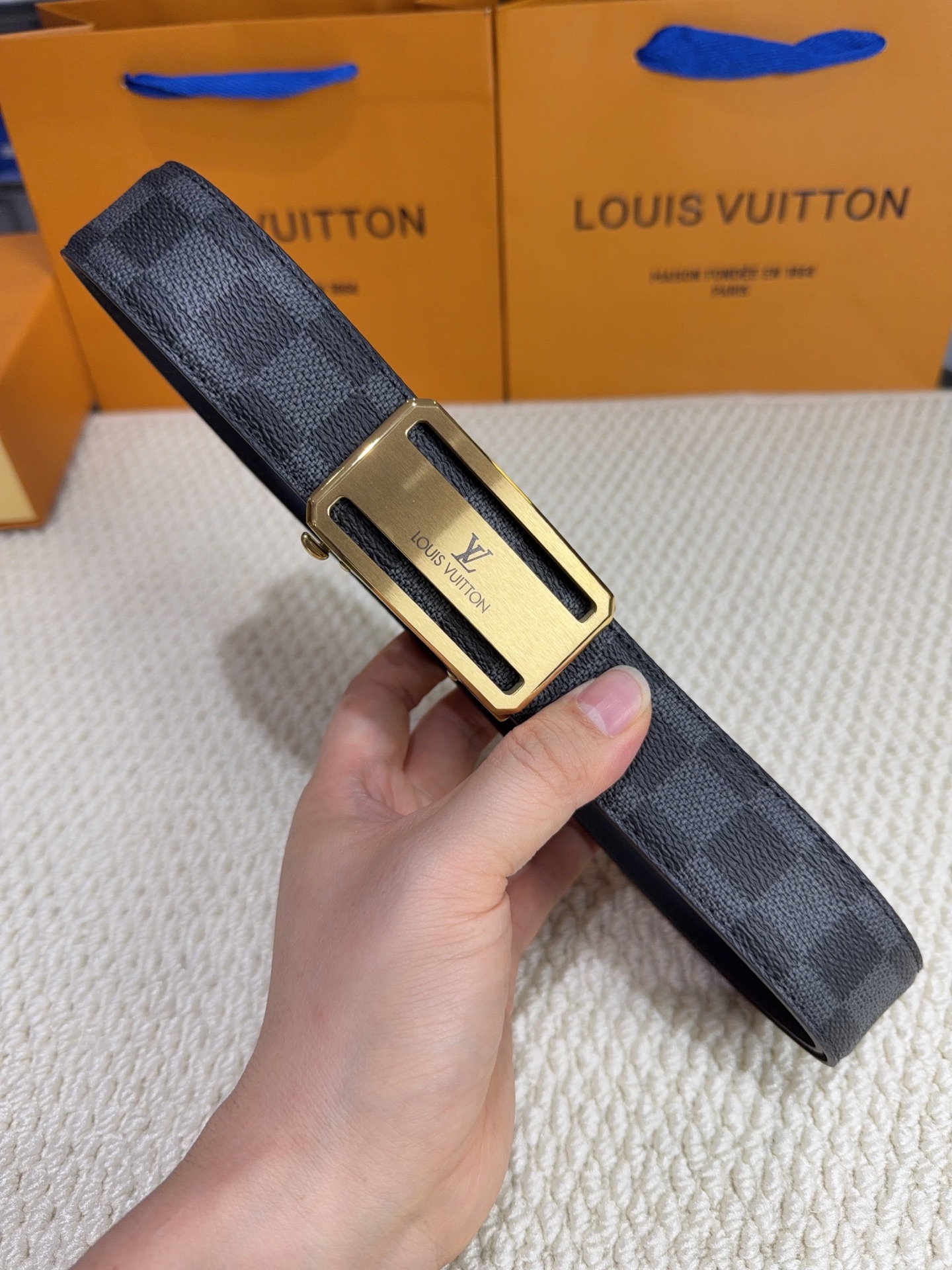 LV 男士自动带 全套包装 专柜对版金属扣,头层牛皮自动外用腰带,商务通勤休闲场合均适合佩戴。3.5cm LV 男士自动带 全套包装 专柜对版金属扣,头层牛皮自动外用腰带,商务通勤休闲场合均适合佩戴。3.5cm