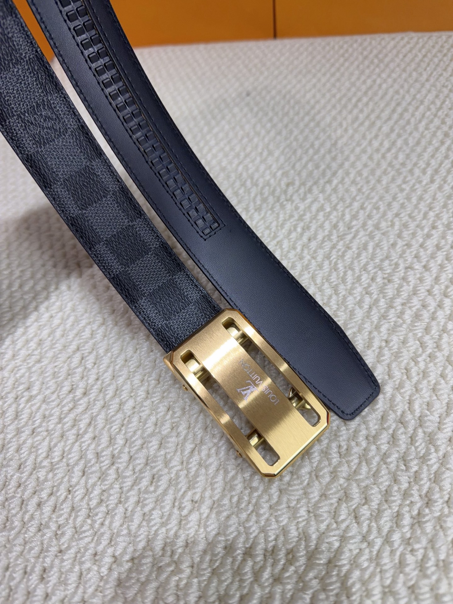 LV 男士自动带 全套包装 专柜对版金属扣,头层牛皮自动外用腰带,商务通勤休闲场合均适合佩戴。3.5cm LV 男士自动带 全套包装 专柜对版金属扣,头层牛皮自动外用腰带,商务通勤休闲场合均适合佩戴。3.5cm