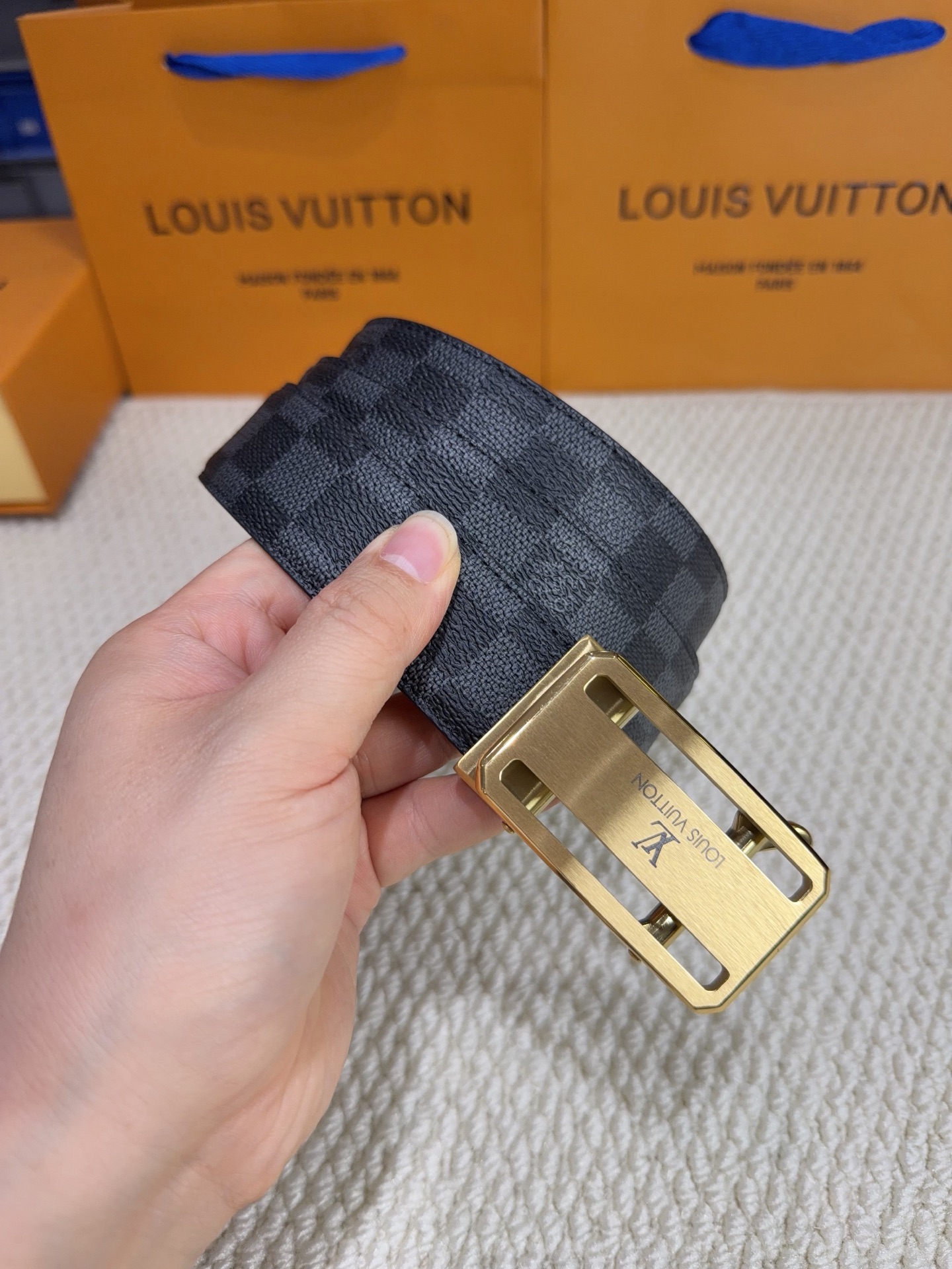 LV 男士自动带 全套包装 专柜对版金属扣,头层牛皮自动外用腰带,商务通勤休闲场合均适合佩戴。3.5cm LV 男士自动带 全套包装 专柜对版金属扣,头层牛皮自动外用腰带,商务通勤休闲场合均适合佩戴。3.5cm