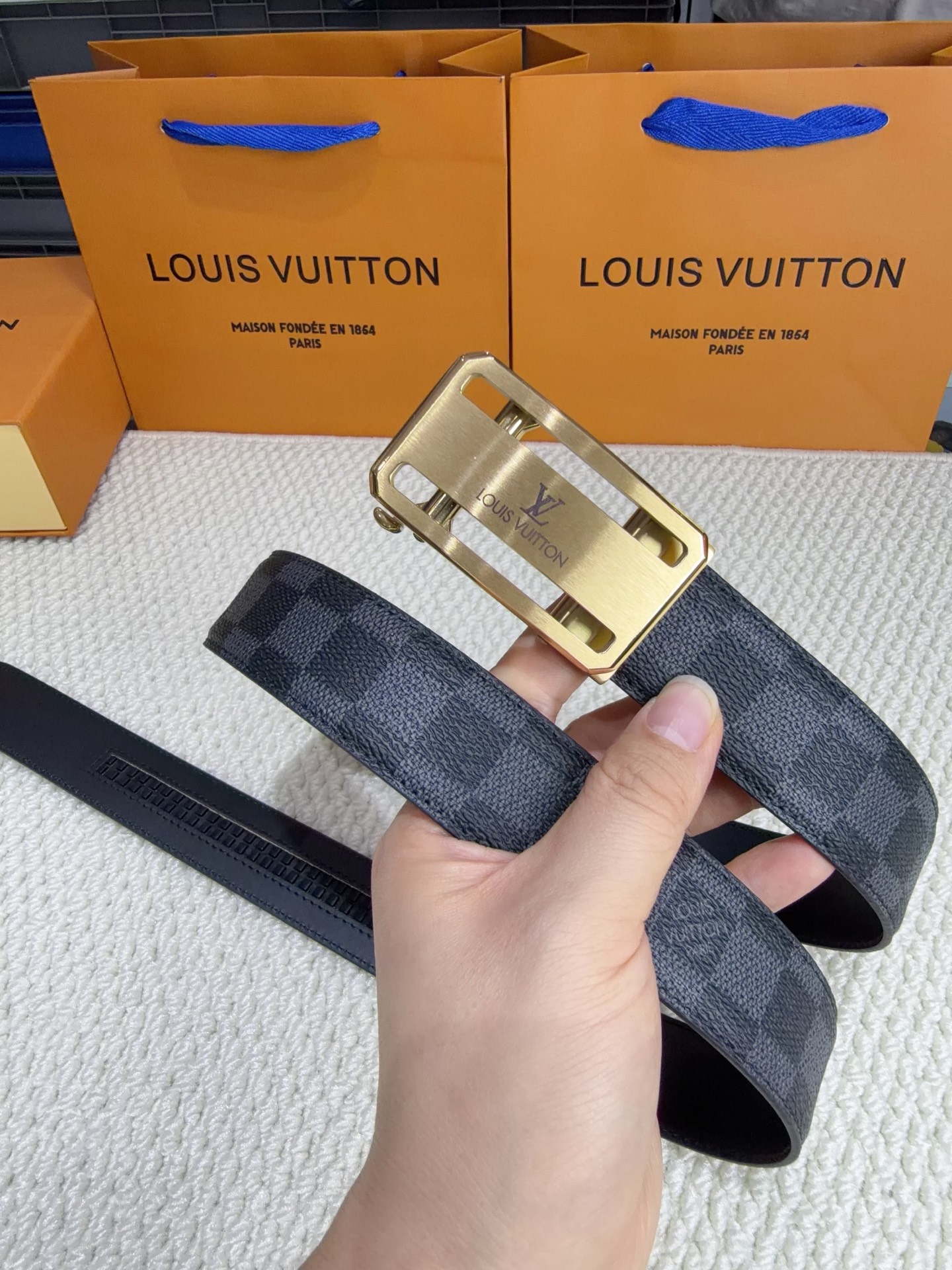 LV 男士自动带 全套包装 专柜对版金属扣,头层牛皮自动外用腰带,商务通勤休闲场合均适合佩戴。3.5cm LV 男士自动带 全套包装 专柜对版金属扣,头层牛皮自动外用腰带,商务通勤休闲场合均适合佩戴。3.5cm