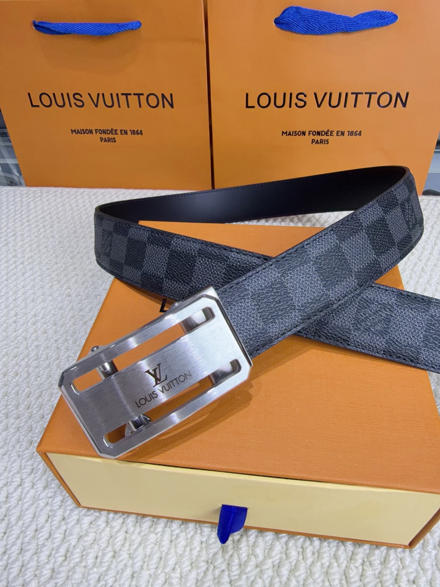 LV 男士自动带 全套包装 专柜对版金属扣,头层牛皮自动外用腰带,商务通勤休闲场合均适合佩戴。3.5cm LV 男士自动带 全套包装 专柜对版金属扣,头层牛皮自动外用腰带,商务通勤休闲场合均适合佩戴。3.5cm