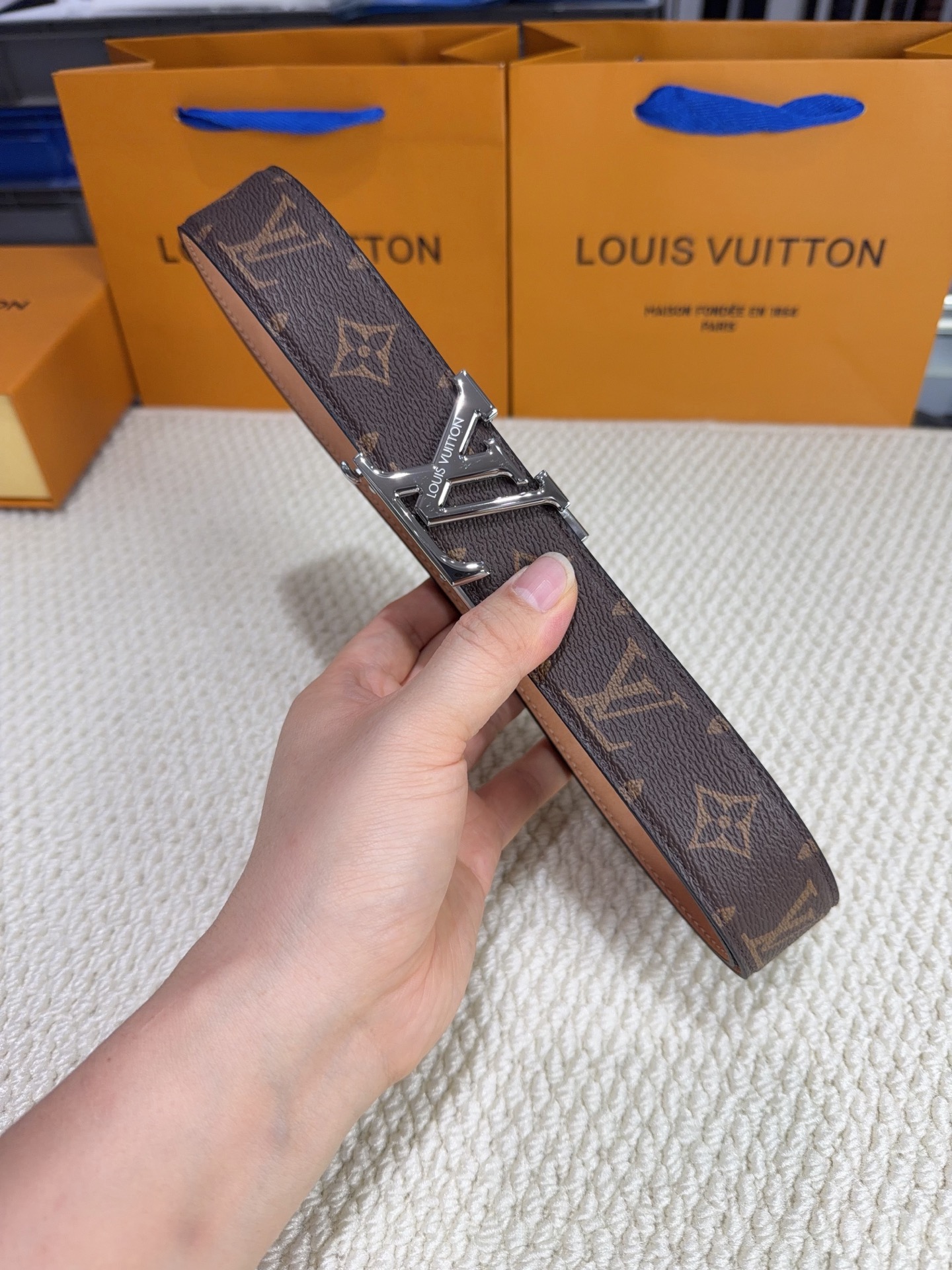LV  男士自动带  全套包装 专柜对版金属扣，头层牛皮自动外用腰带，商务通勤休闲场合均适合佩戴。3.5cm