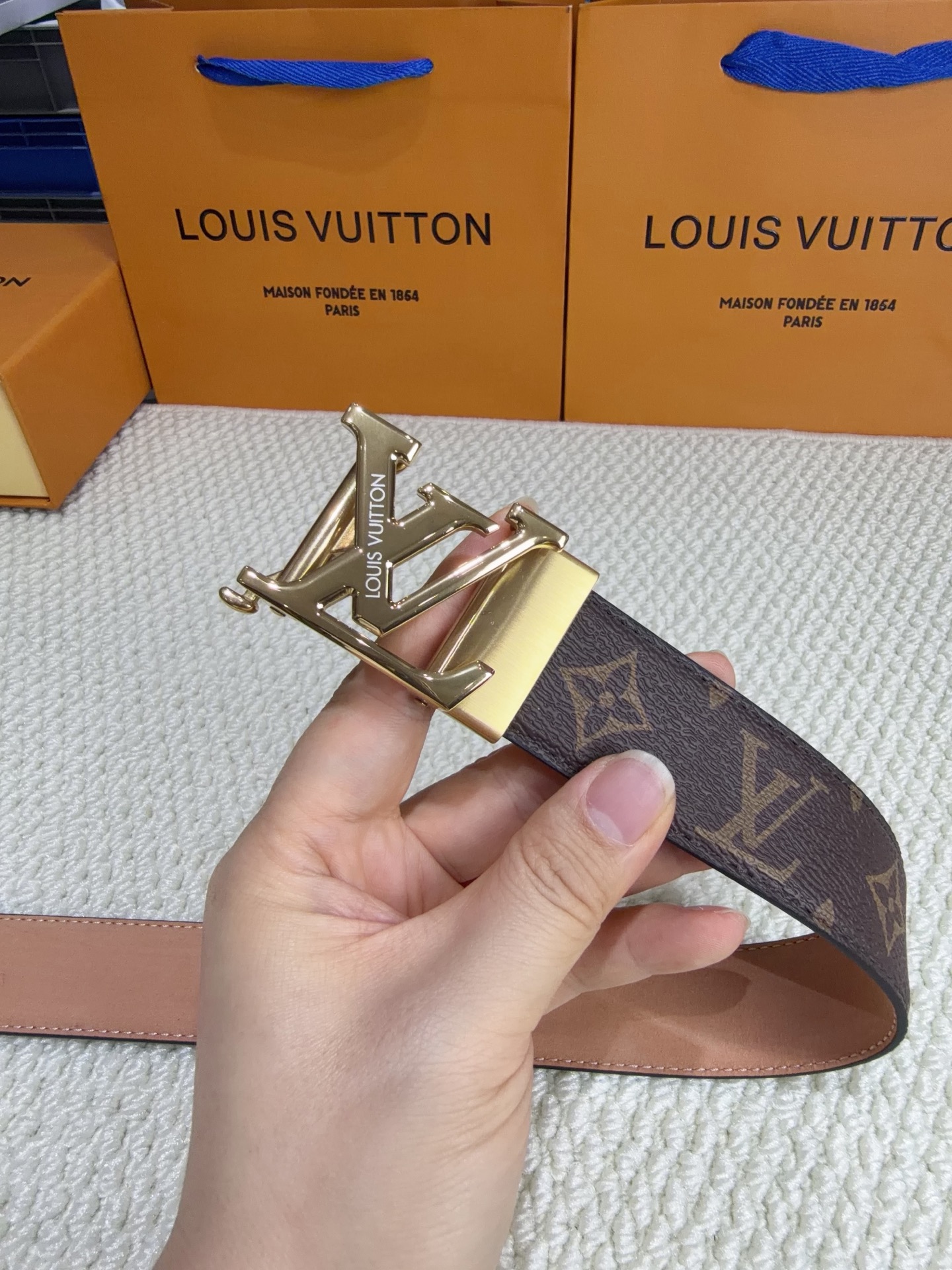 LV  男士自动带  全套包装 专柜对版金属扣，头层牛皮自动外用腰带，商务通勤休闲场合均适合佩戴。3.5cm