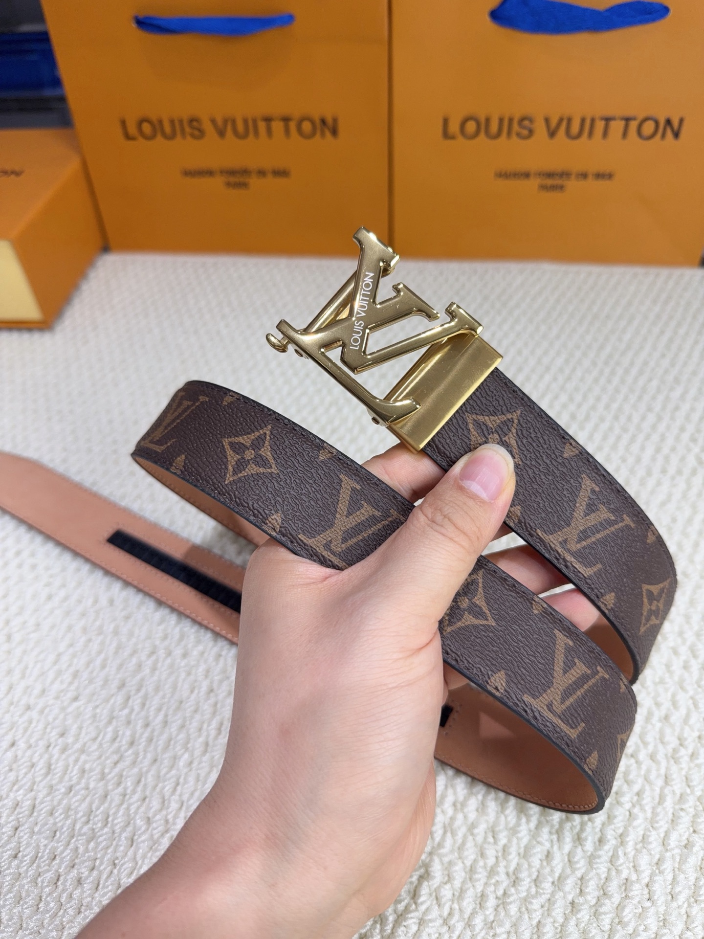 LV  男士自动带  全套包装 专柜对版金属扣，头层牛皮自动外用腰带，商务通勤休闲场合均适合佩戴。3.5cm