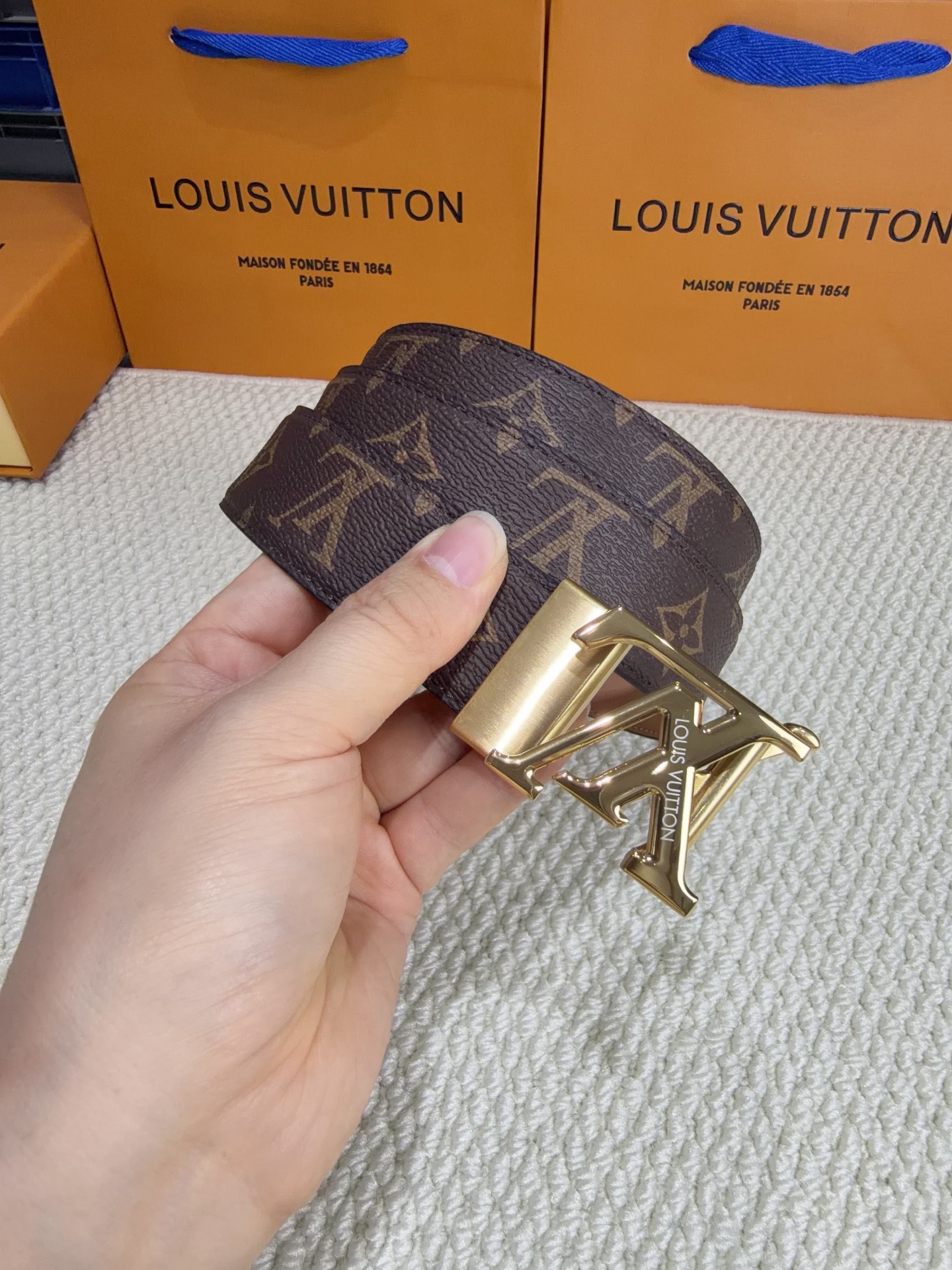 LV  男士自动带  全套包装 专柜对版金属扣，头层牛皮自动外用腰带，商务通勤休闲场合均适合佩戴。3.5cm