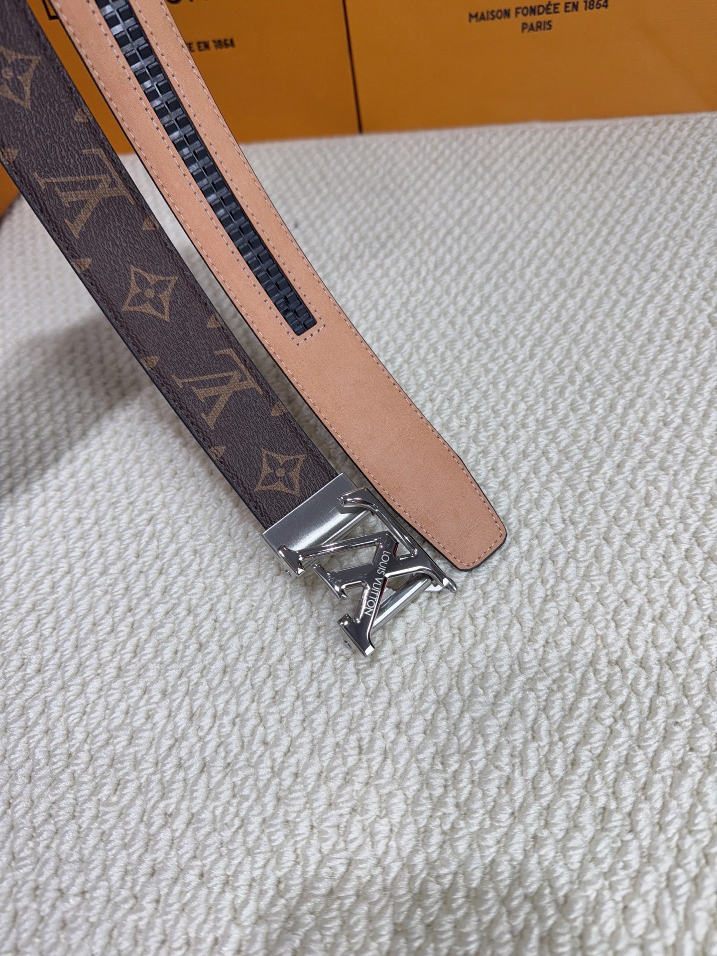 LV  男士自动带  全套包装 专柜对版金属扣，头层牛皮自动外用腰带，商务通勤休闲场合均适合佩戴。3.5cm