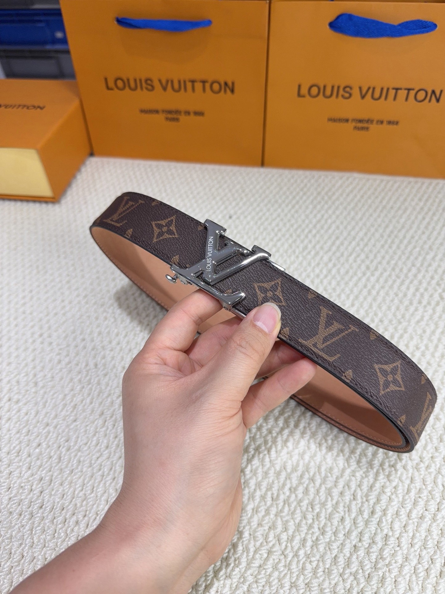 LV  男士自动带  全套包装 专柜对版金属扣，头层牛皮自动外用腰带，商务通勤休闲场合均适合佩戴。3.5cm